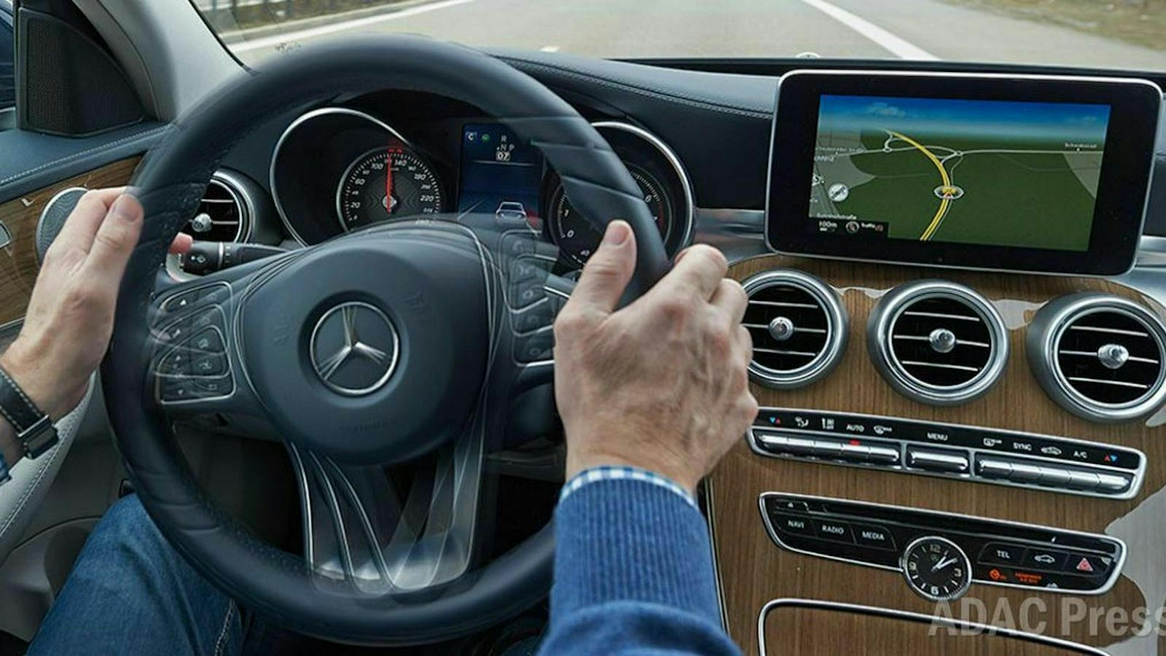 Auto mit Spurhalte- Assistent