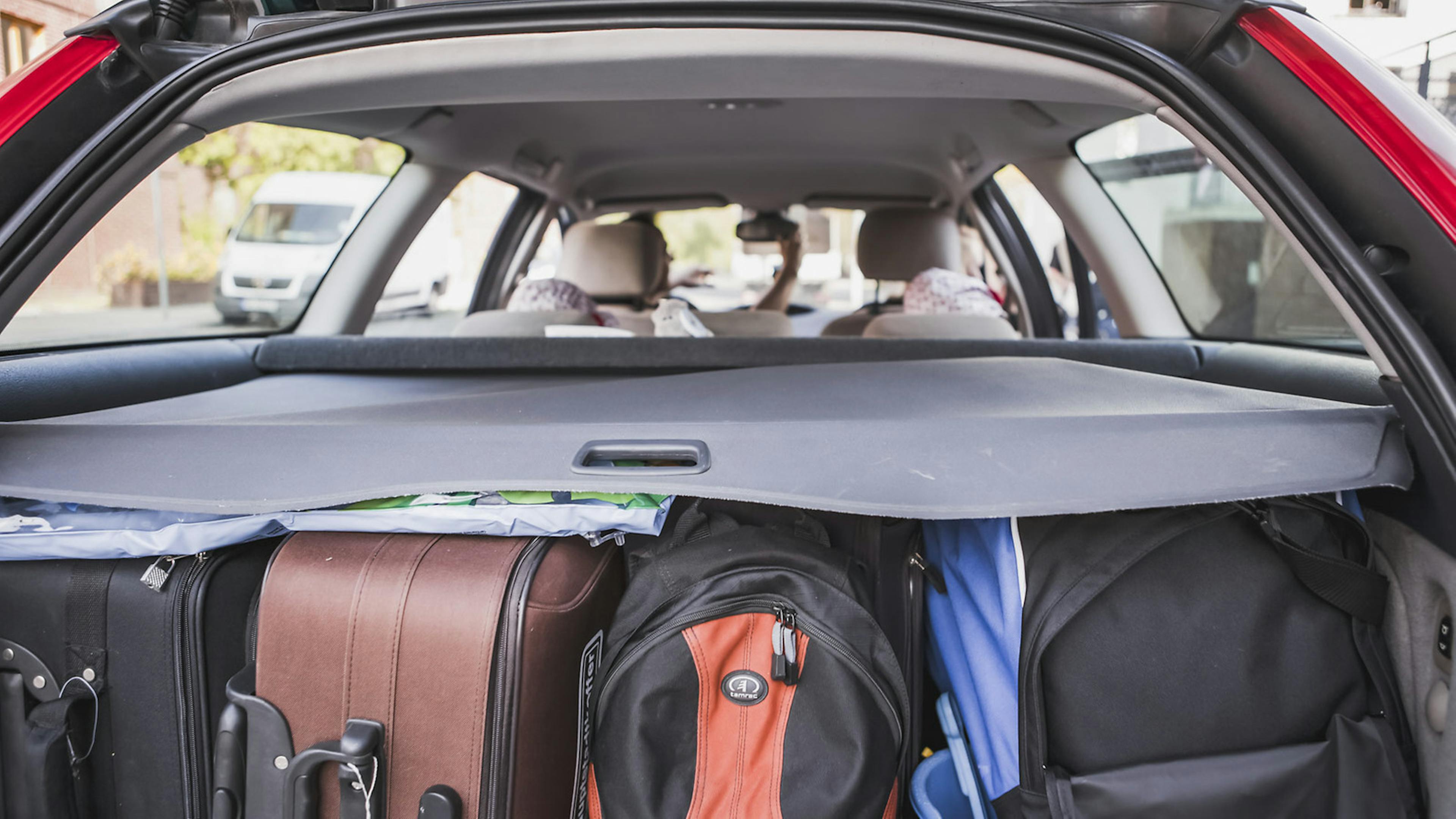 Gepäckstücke liegen dicht gepackt im Kofferraum eines Kombis