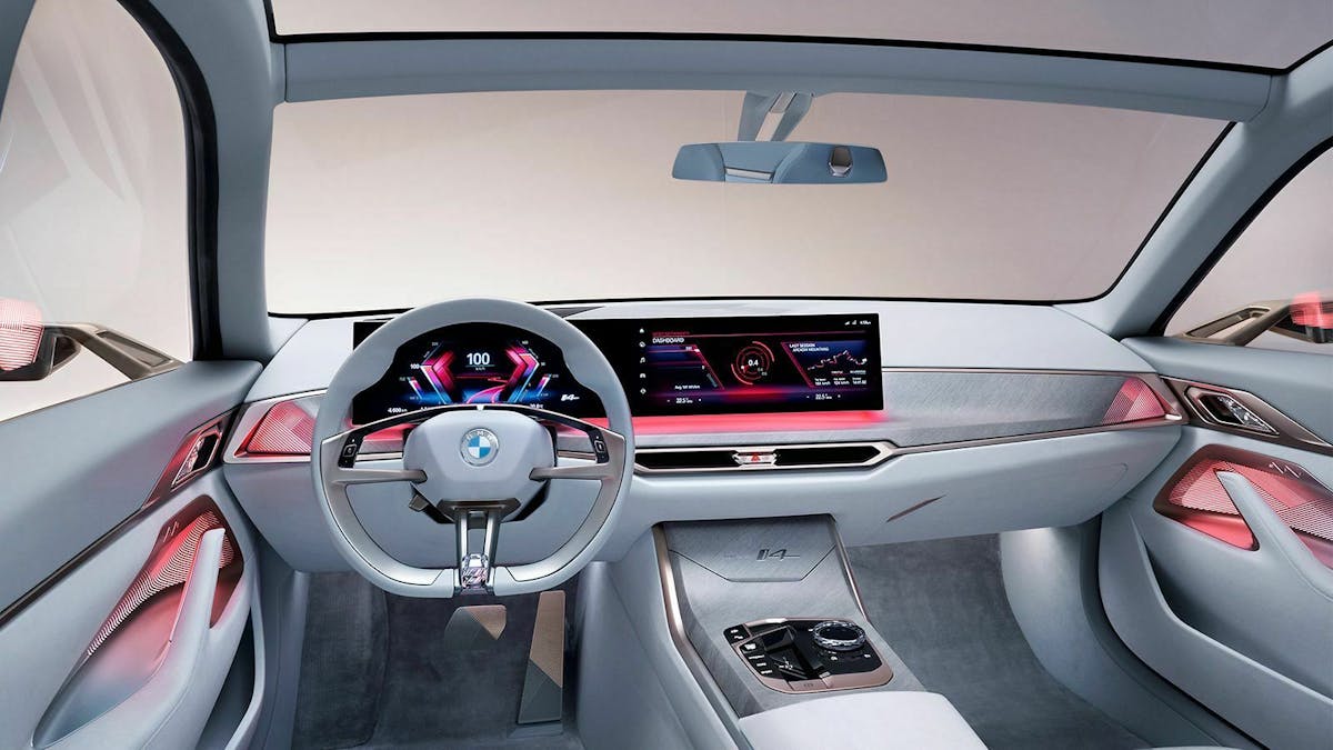 Zu sehen ist das Cockpit des BMW Concept i4 mit Ambientebeleuchtung rosa