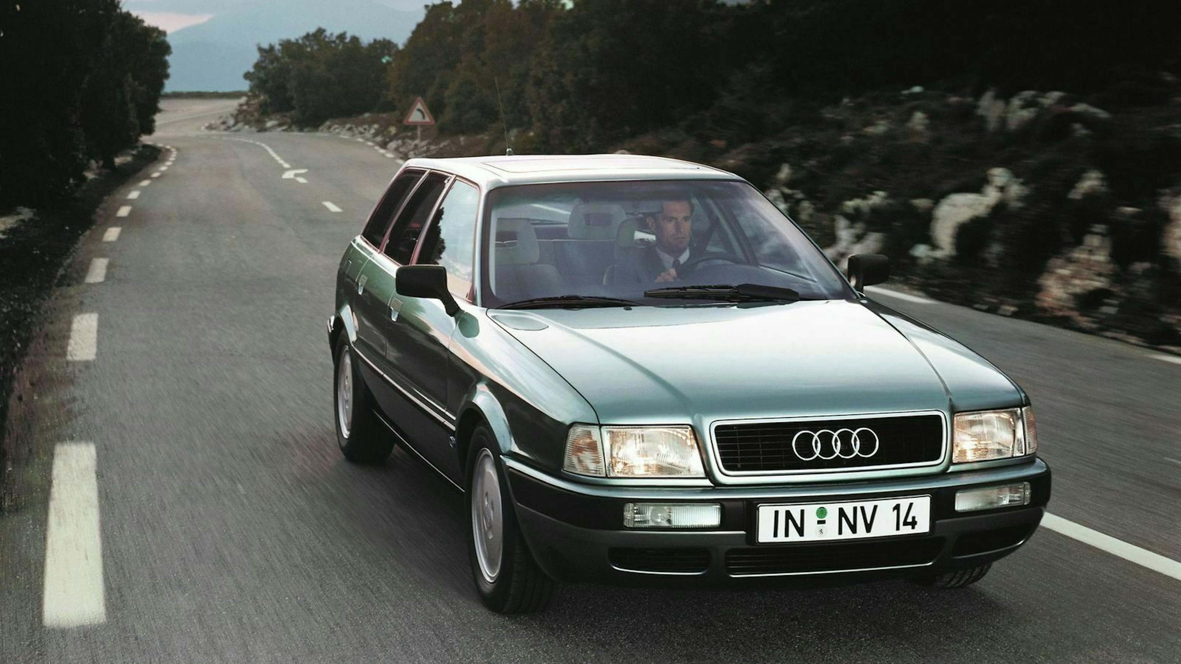 Zu sehen ist der Audi A 80, fahrend