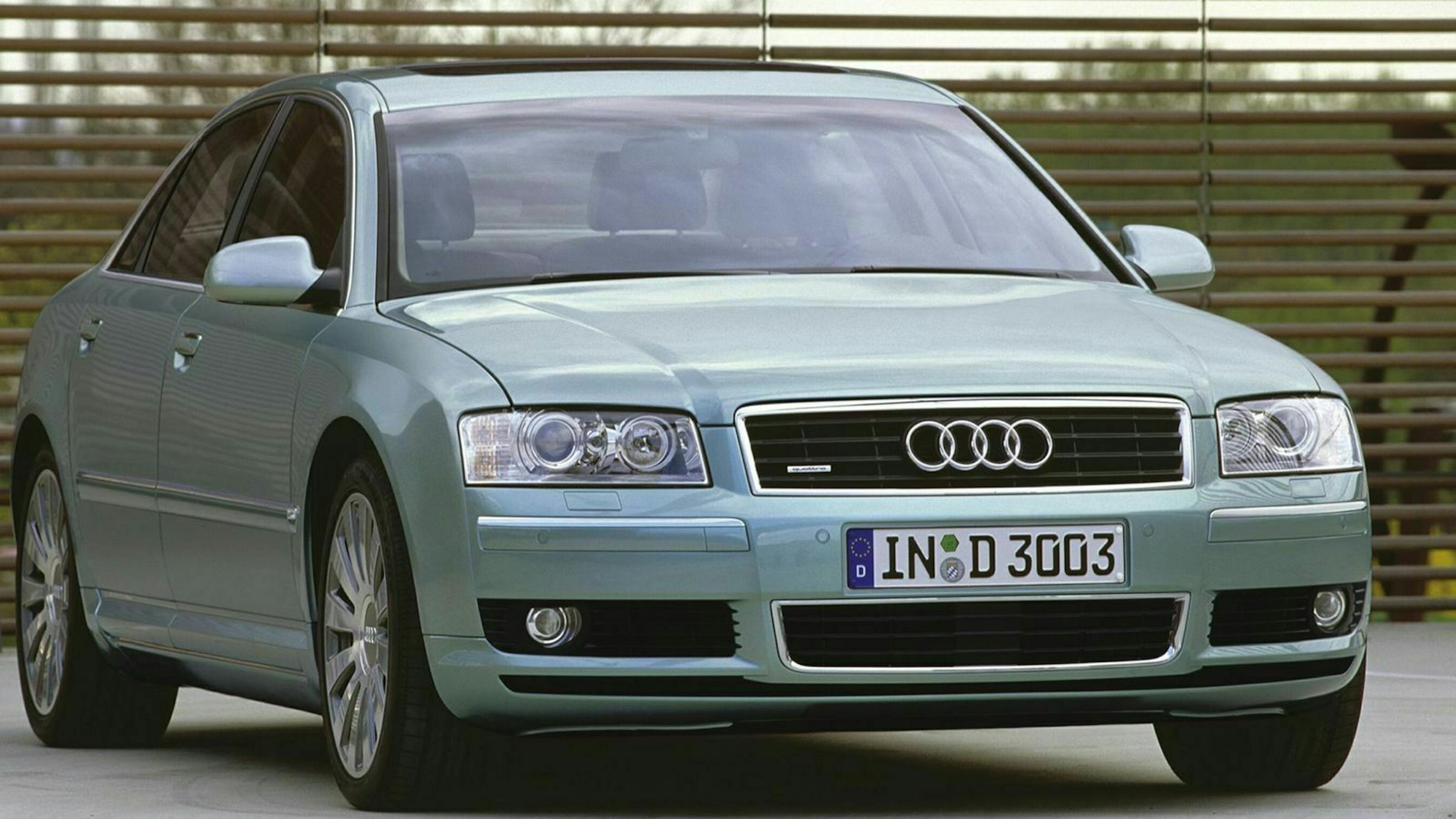 Audi A8 D3 stehend in Frontansicht
