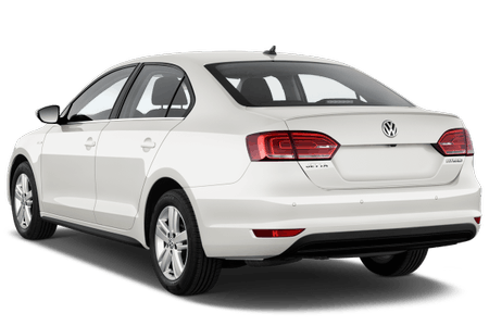 Weißer VW Jetta von hinten, geparkt. Klar erkennbare Rückleuchten und VW-Logo. Sedan mit vier Türen, modernes Design.