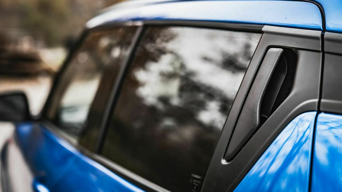 Zu sehen sind die Türen des Suzuki Swift Hybrid 2020 