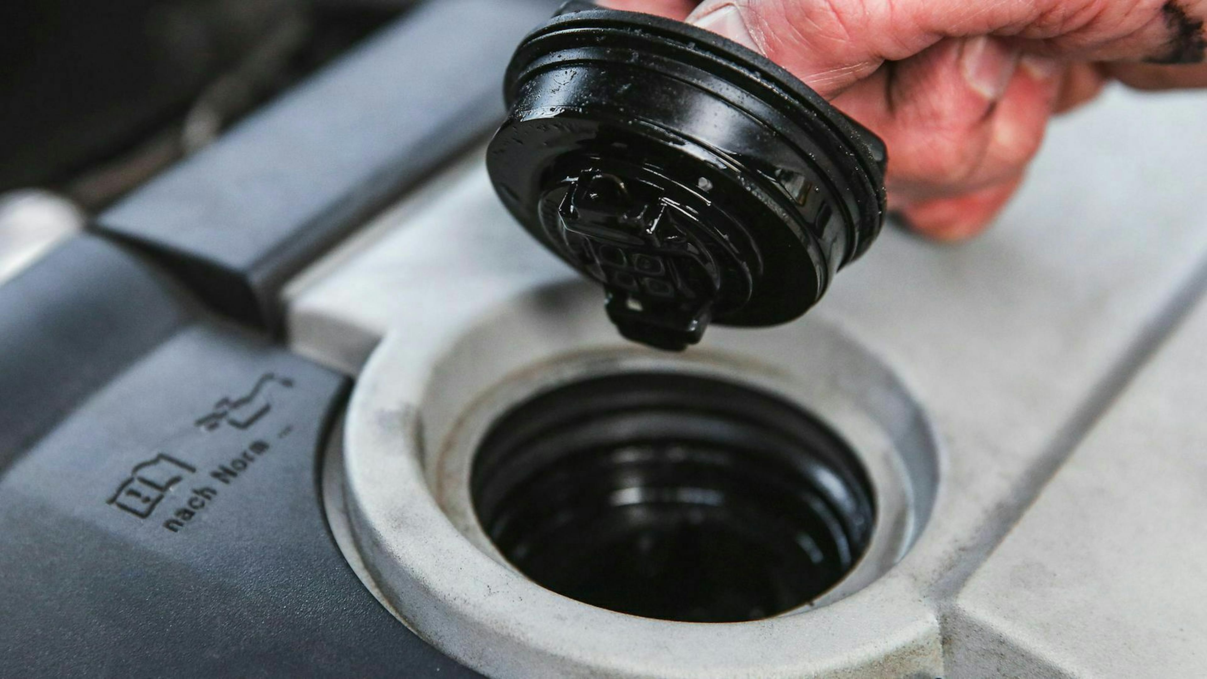 Beim Ölwechsel gilt grundsätzlich: Je stärker das Fahrzeug genutzt wird, desto kürzer sind die Intervalle.