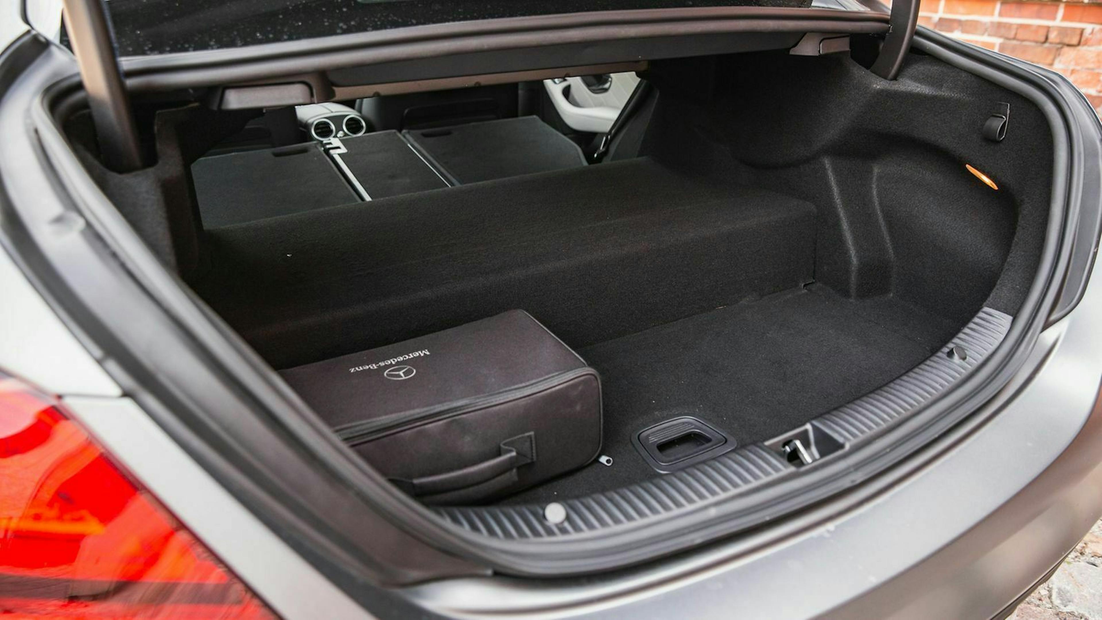 Mit nur 300 Litern Kofferraumvolumen bewegt sich die C-Klasse unterhalb des Kleinwagen-Niveaus