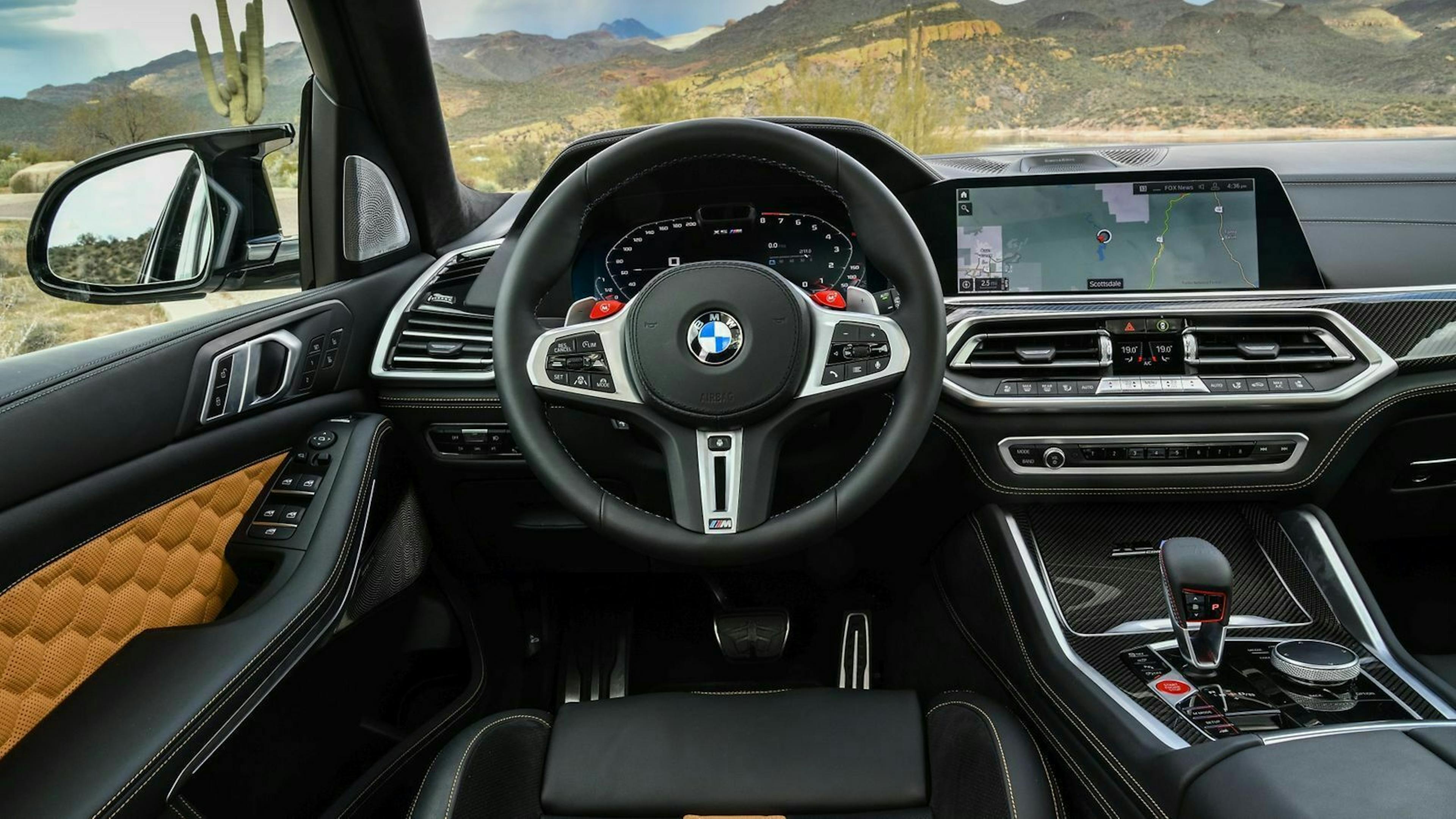 Zu sehen ist das Cockpit des BMW X5 M