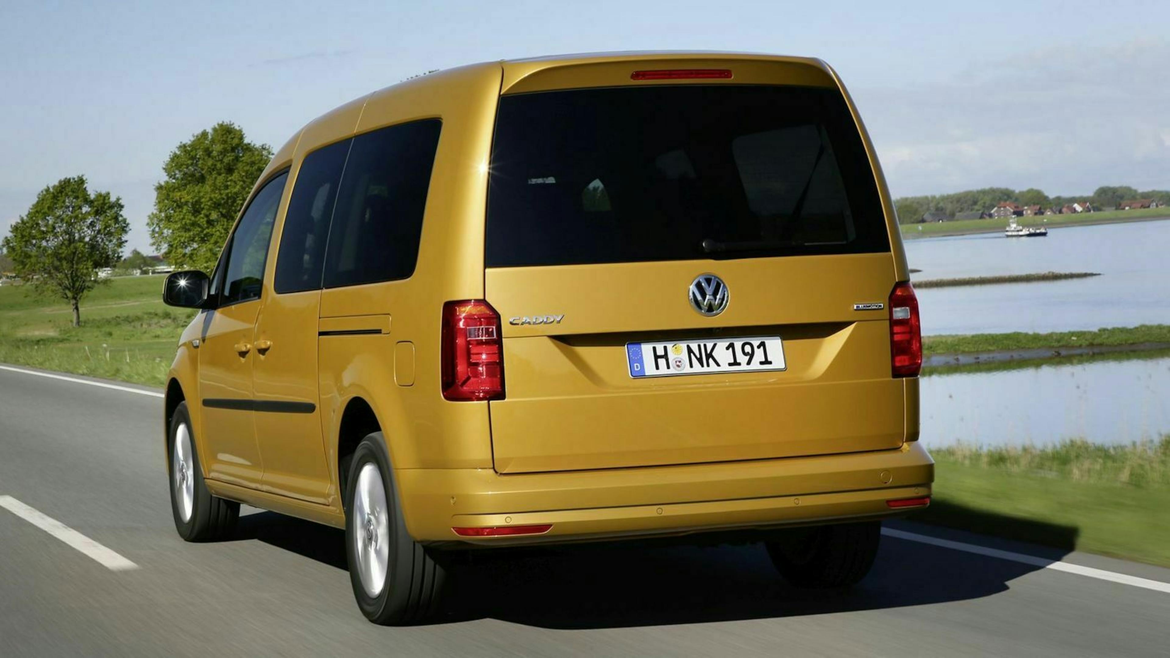 Zu sehen ist der VW Caddy von hinten, fahrend