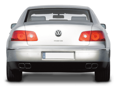 Rückansicht eines silbernen VW Phaeton mit roten Rückleuchten und Doppelrohrauspuff, parkend auf grauem Hintergrund.