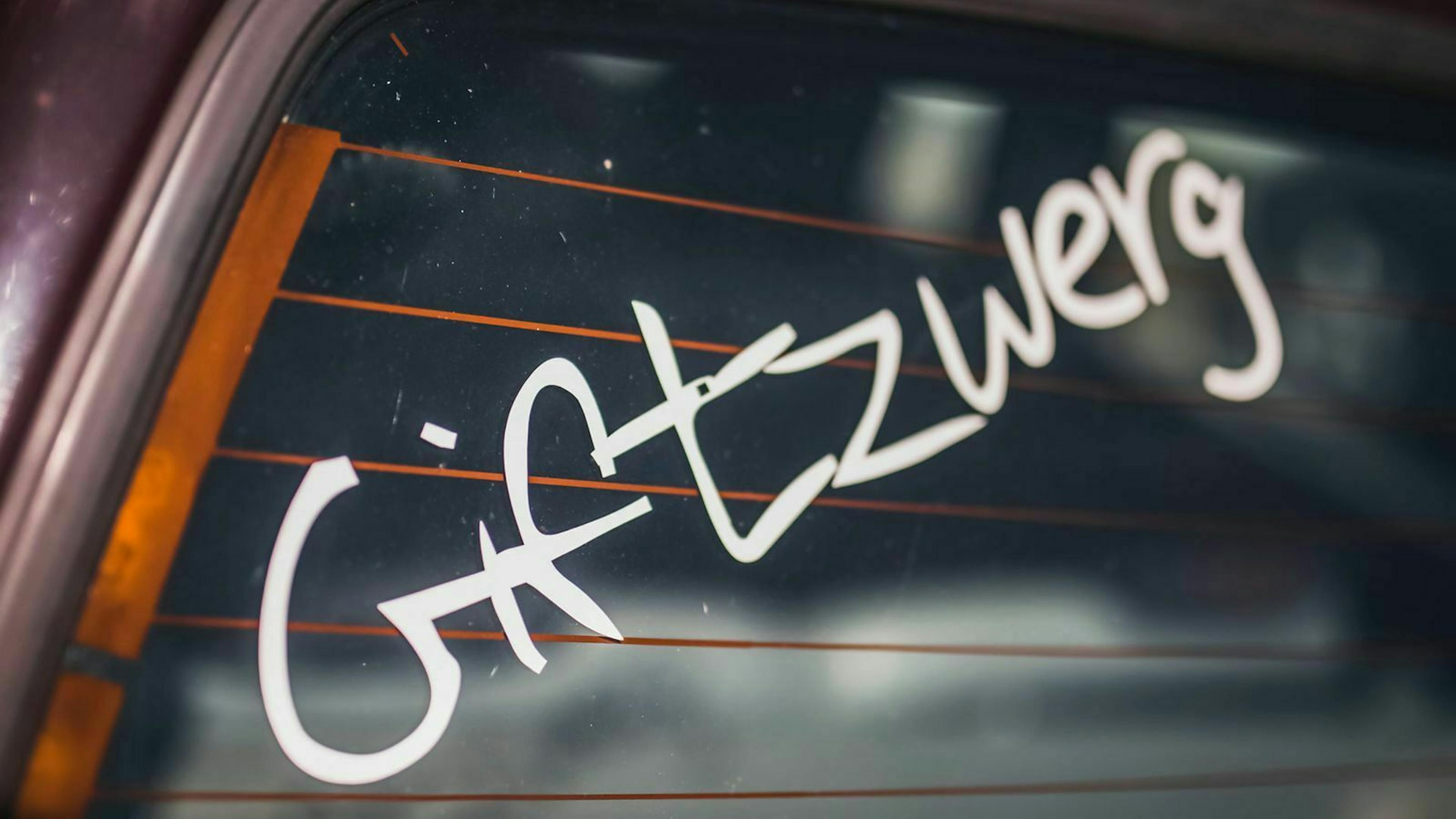 Auf der Heckscheibe eines Autos klebt der Aufkleber mit dem Schriftzug "Giftzwerg".