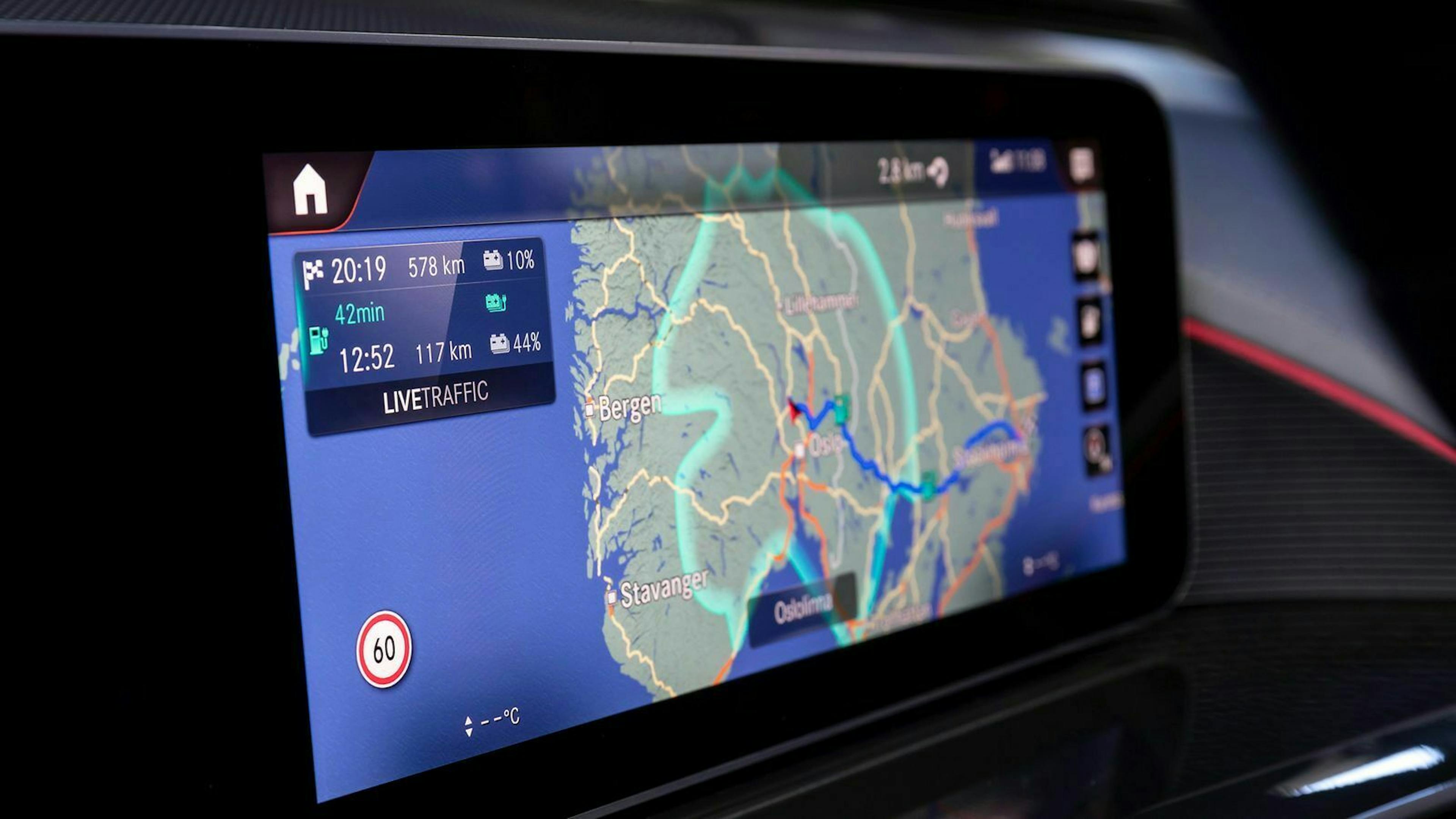 Auf dem Display des Infotainmentsystems zeigt der EQC an, bis wo der Fahrer mit dem aktuellen Akkustand noch kommt