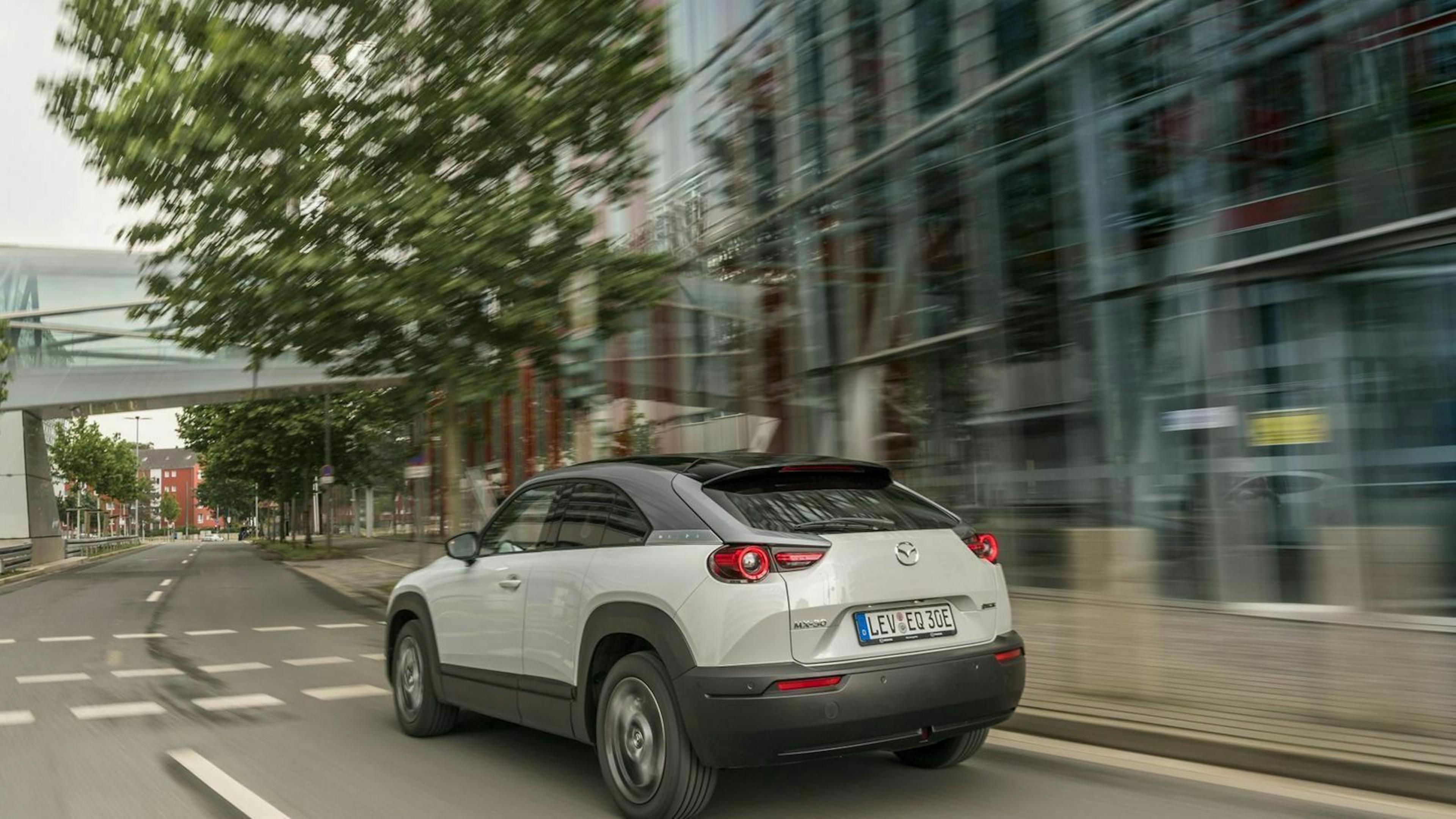 Mazda MX-30 Dreiviertel-Heckansicht dynamisch