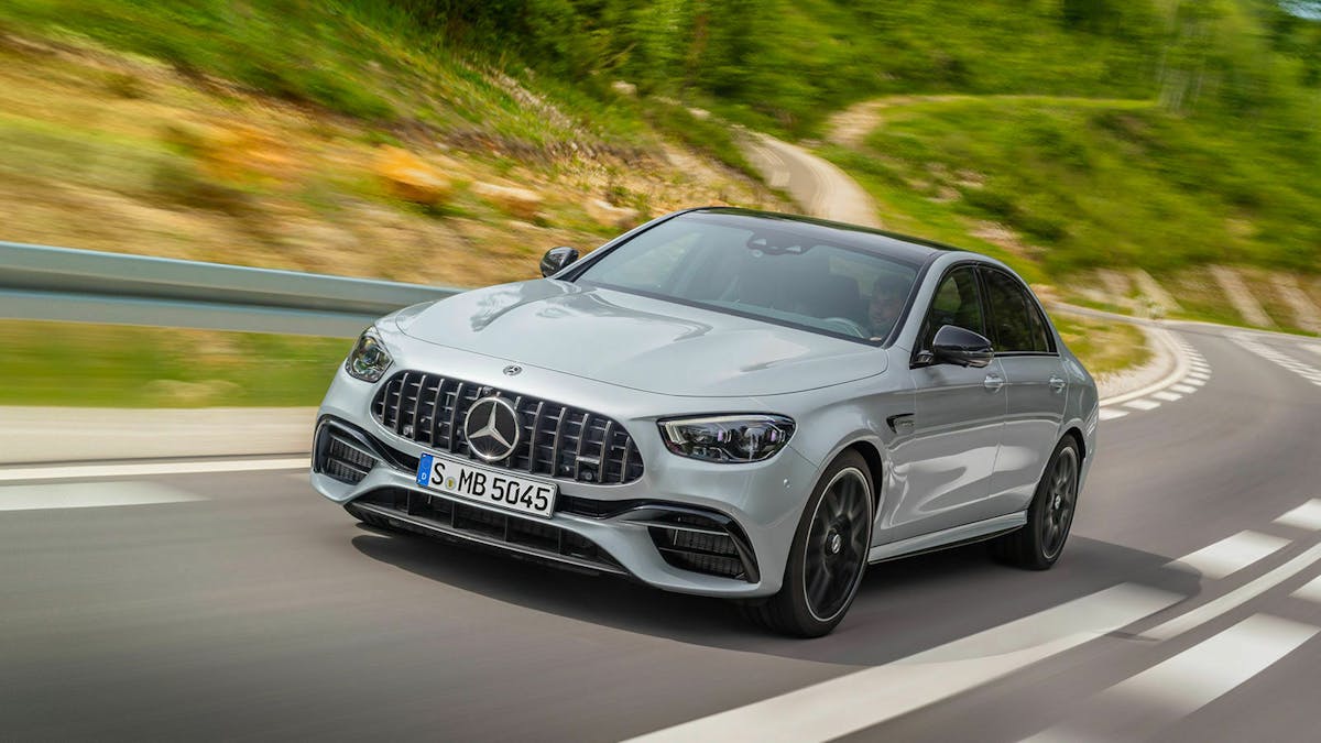 Ein silberner Mercedes E 63 S auf der Landstraße