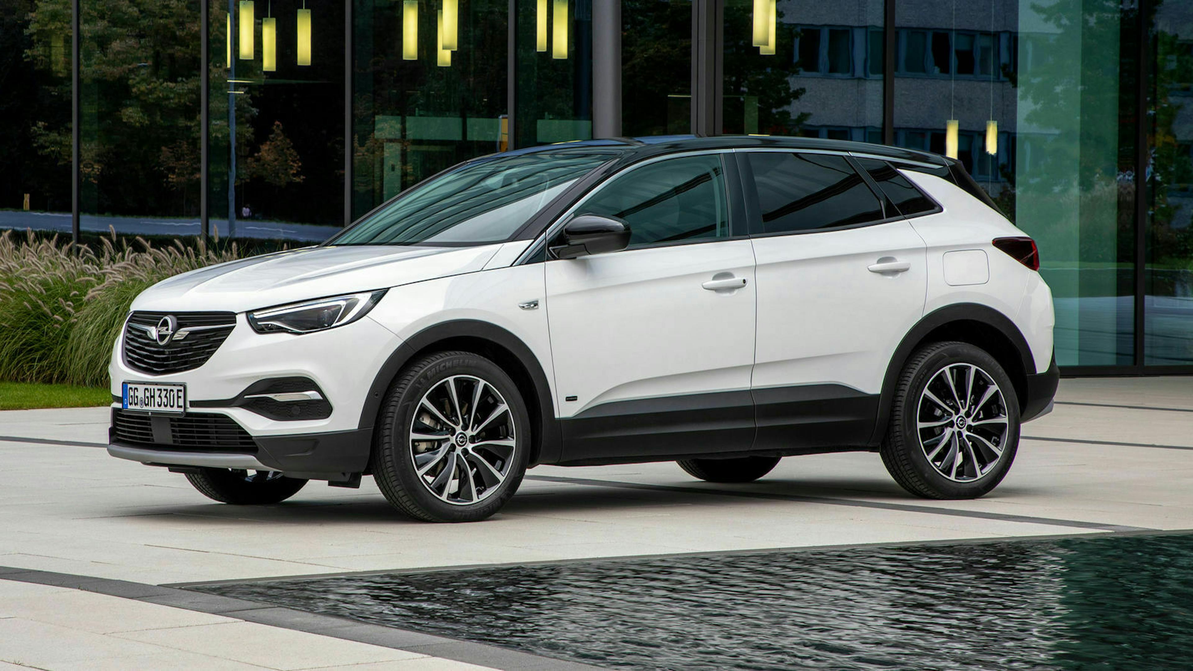 Zu sehen ist der Opel Grandland X in seitlicher Position