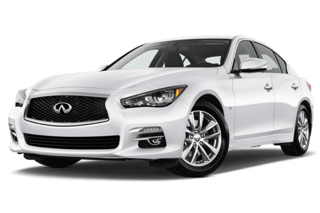 Weißer Infiniti Q50 Limousine, Vorderansicht in einem Studio, mit glänzenden Scheinwerfern und stilvollen Felgen.