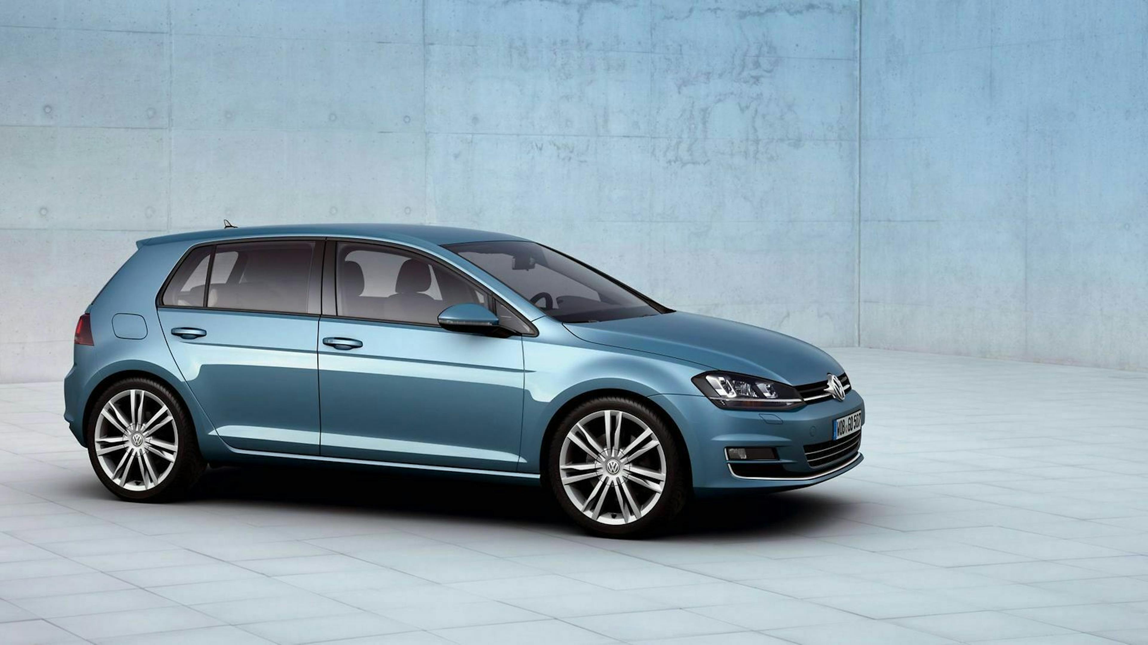 Zu sehen ist der Golf 7 in seitlicher Position