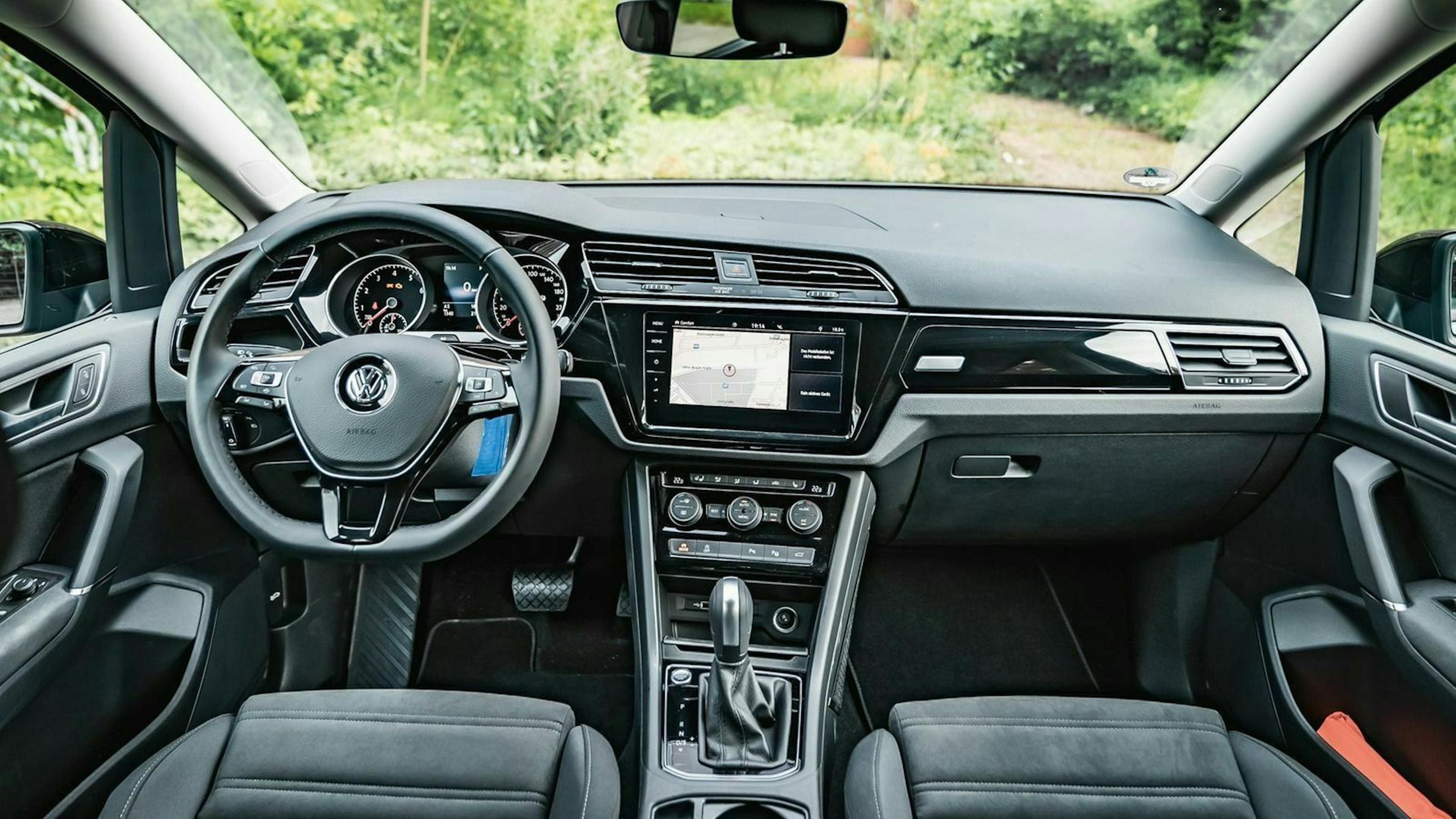 Zu sehen ist das Cockpit des VW Touran