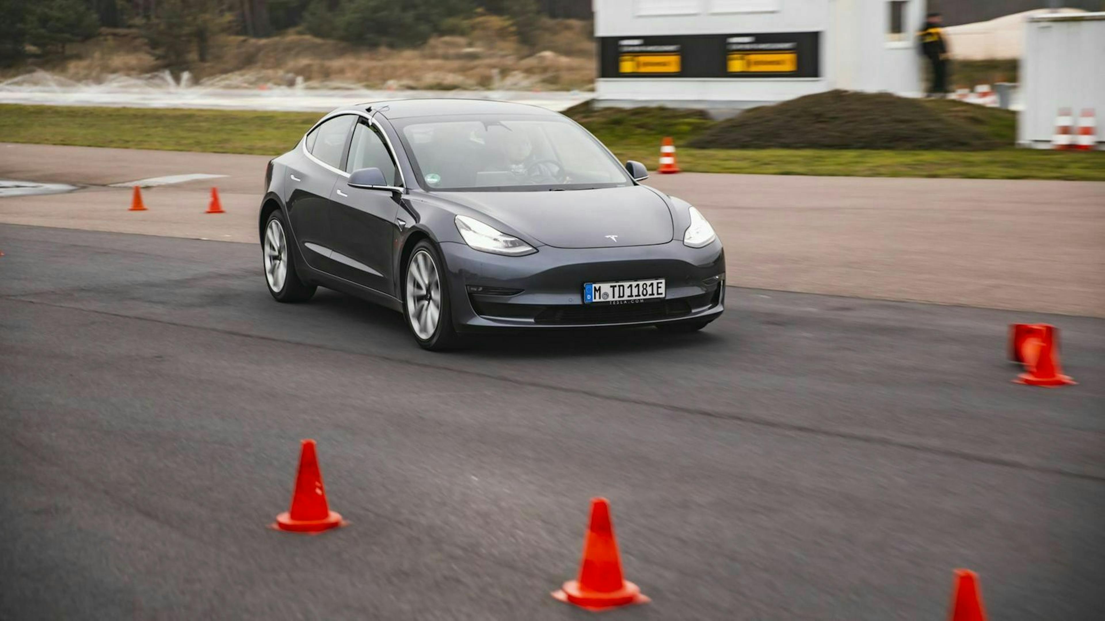 Das Tesla Model 3 (seit 2018) in Frontansicht