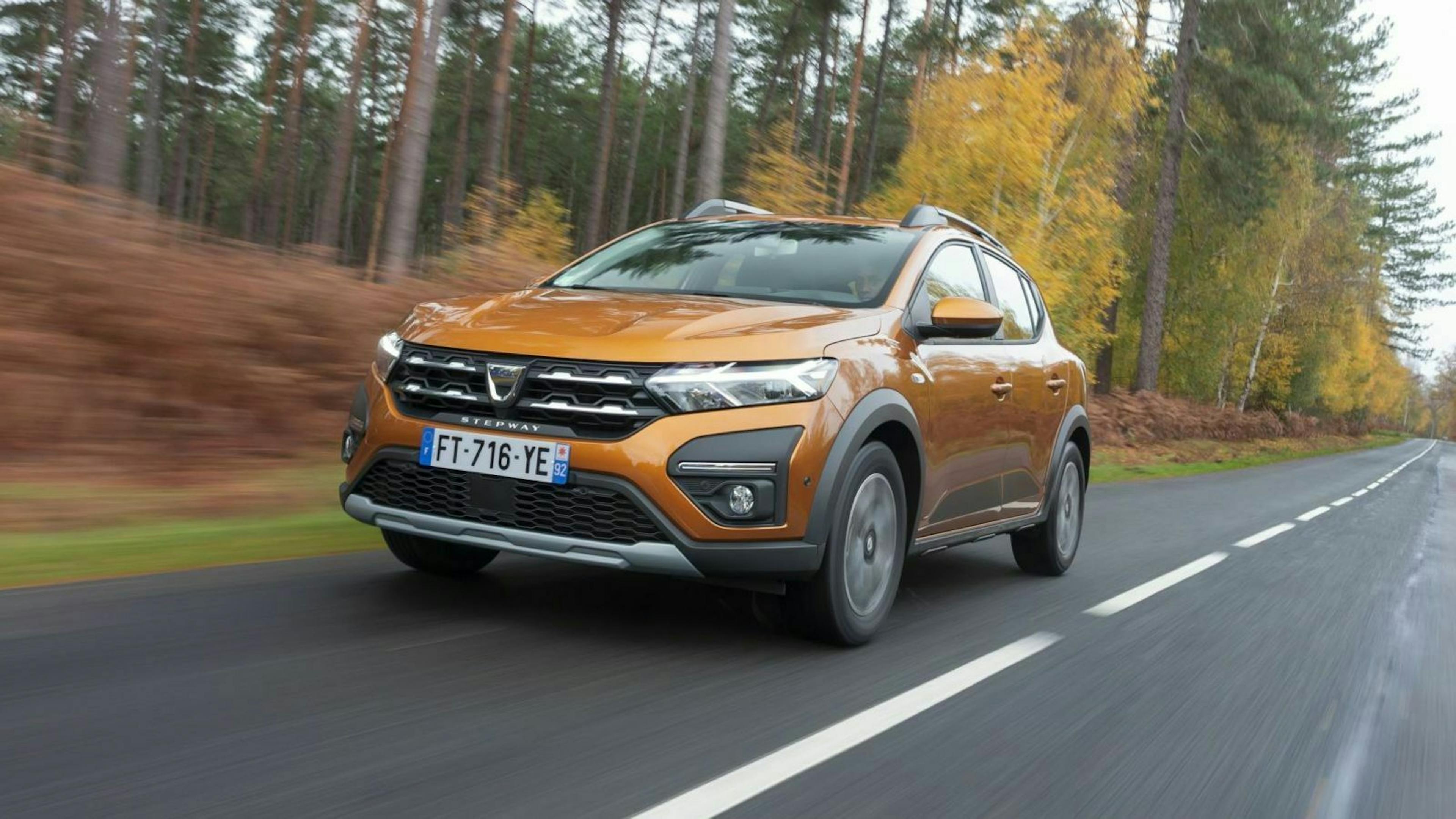 Zu sehen ist der Dacia Sandero Stepway 2021 von vorne, fahrend