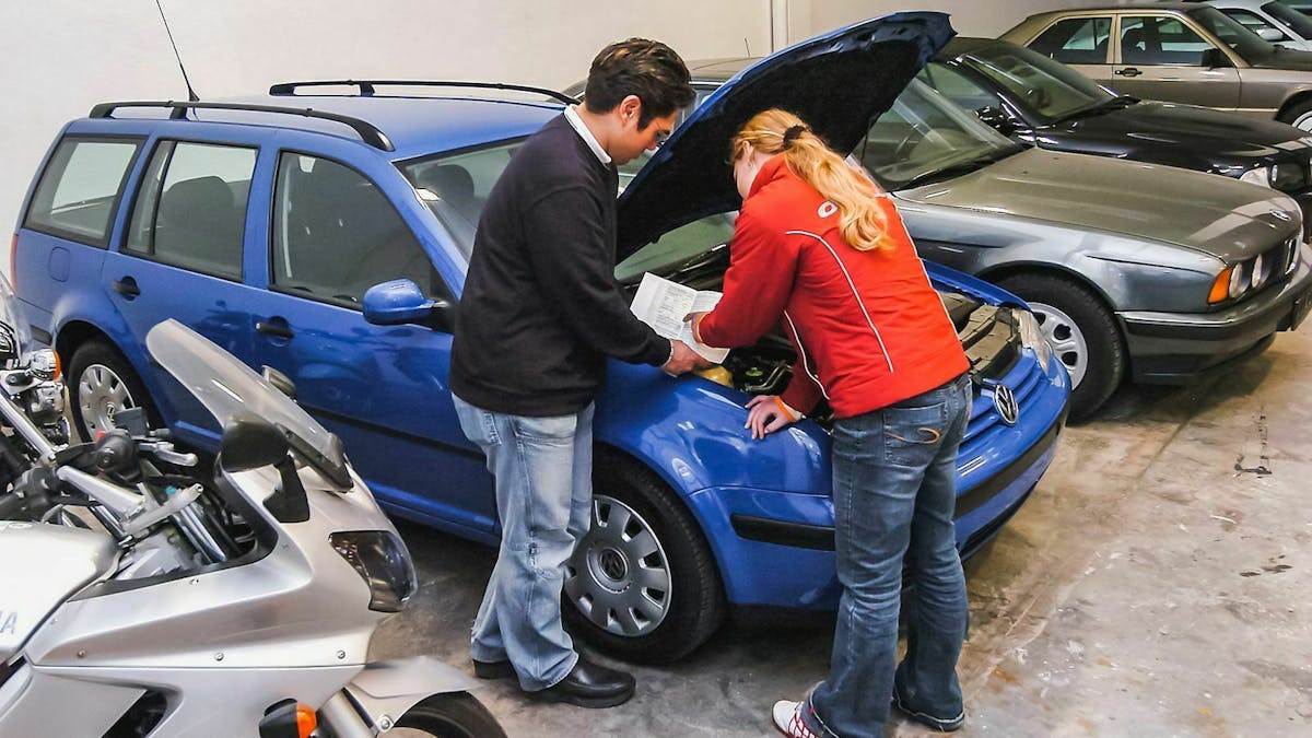 Bei einer der mobile.de-Ankaufstationen kannst Du Dein Fahrzeug von einem Profi schätzen lassen