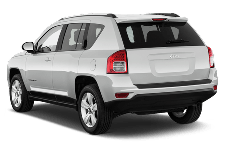 Silberner SUV, geparkt, Rückansicht. Markenlogo auf Heckklappe. Rücklichter und schwarze Stoßstange sichtbar.