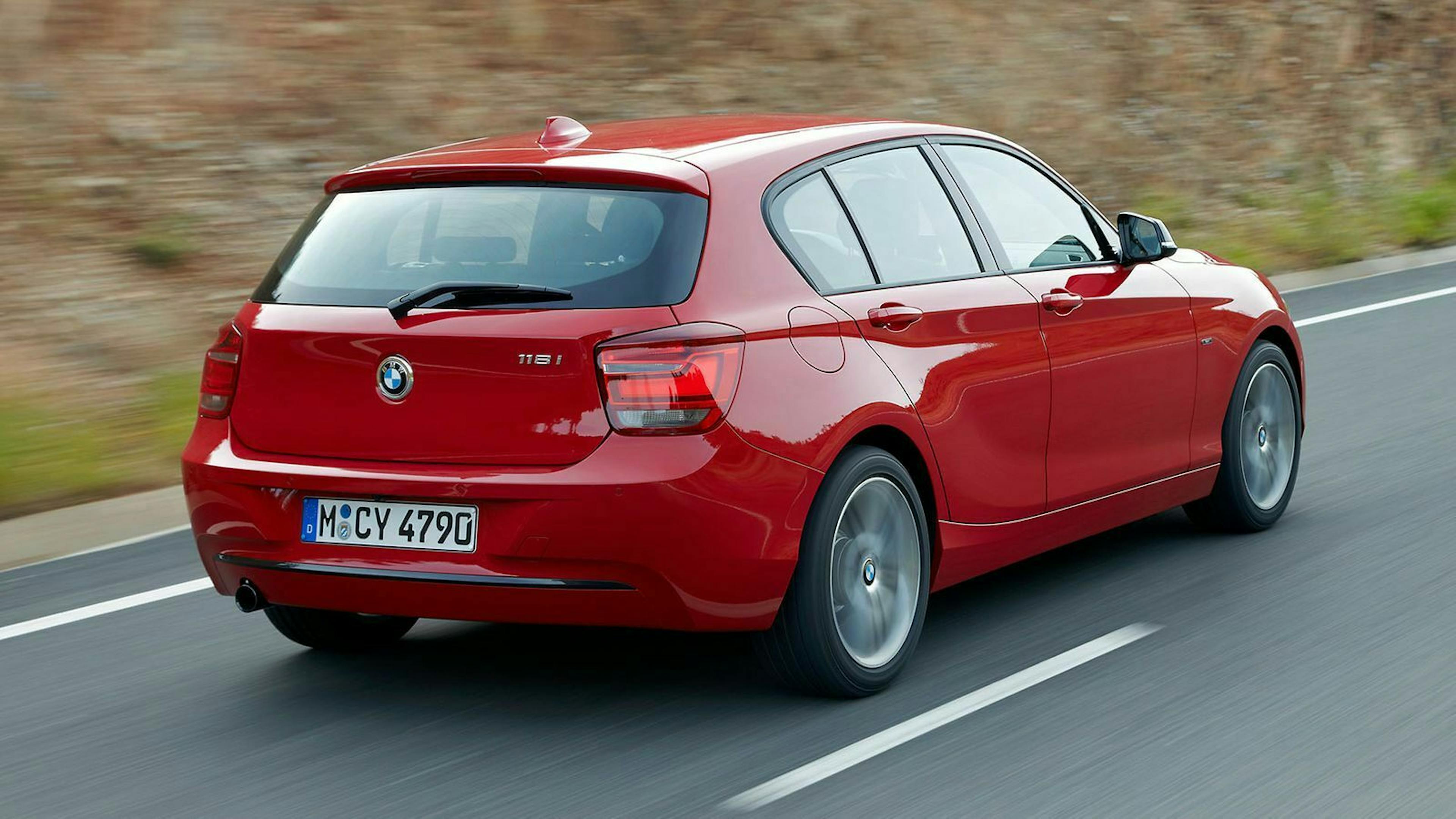 Zu sehen ist das Heck des 1er BMW Sport Line. Er ist rot lackiert