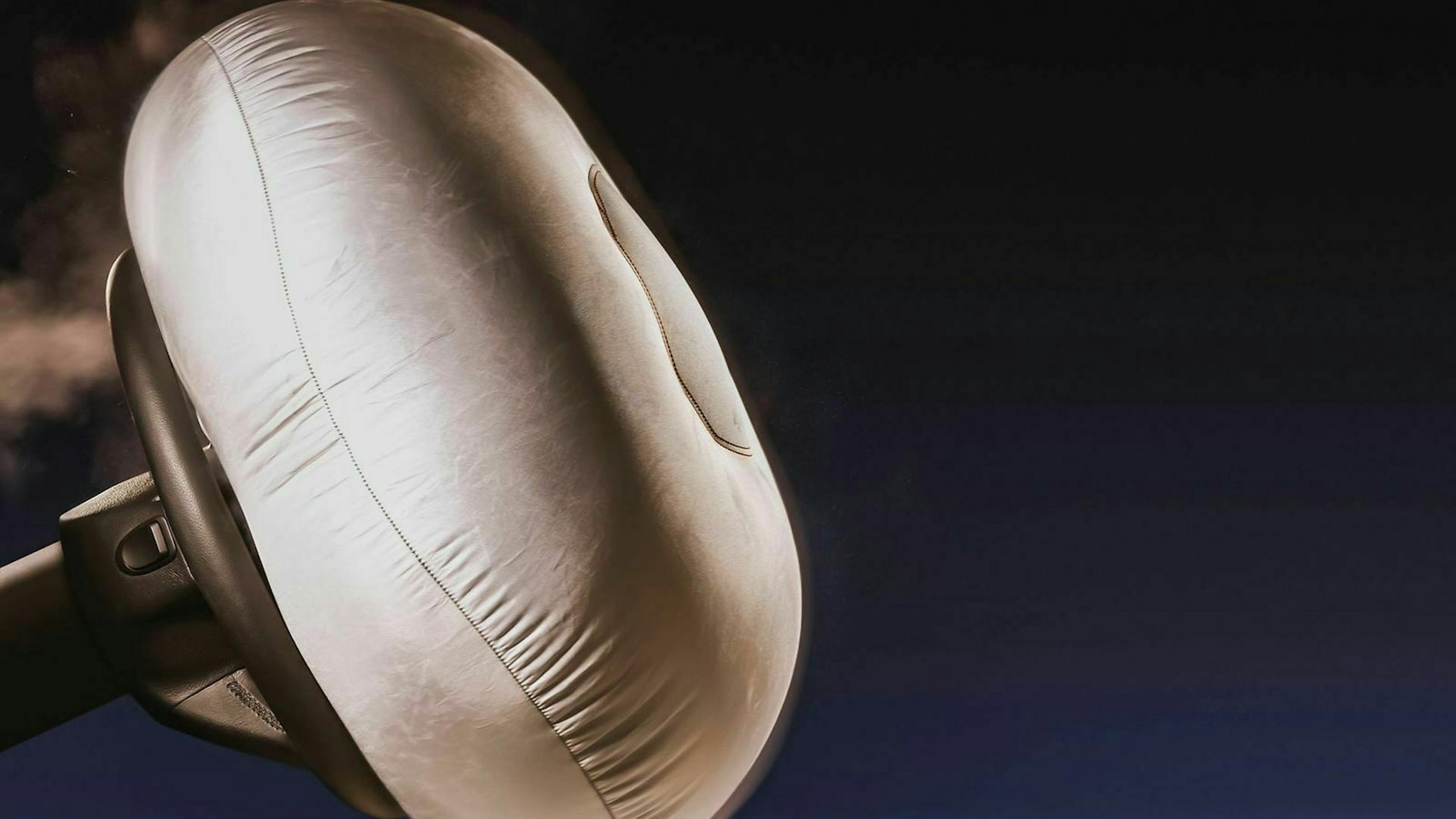 Am Ende ist der Airbag vollständig aufgeblasen und hat sein Gesamtvolumen von knapp 70 Litern erreicht.