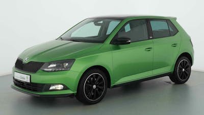 Ein grüner Škoda Fabia steht vor einem weißen Hintergrund.
