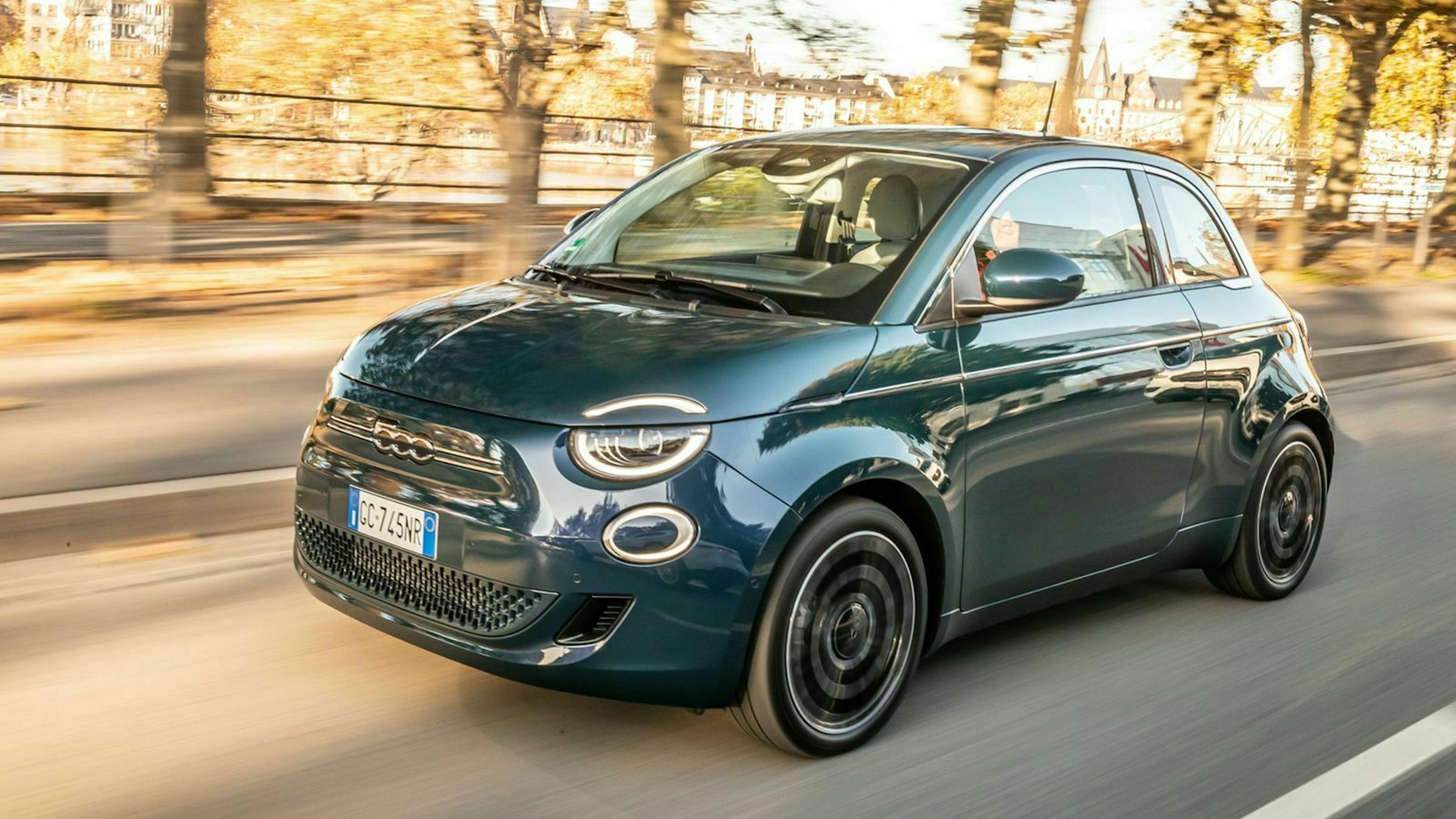 Zu sehen ist der neue Fiat 500e von vorne, fahrend