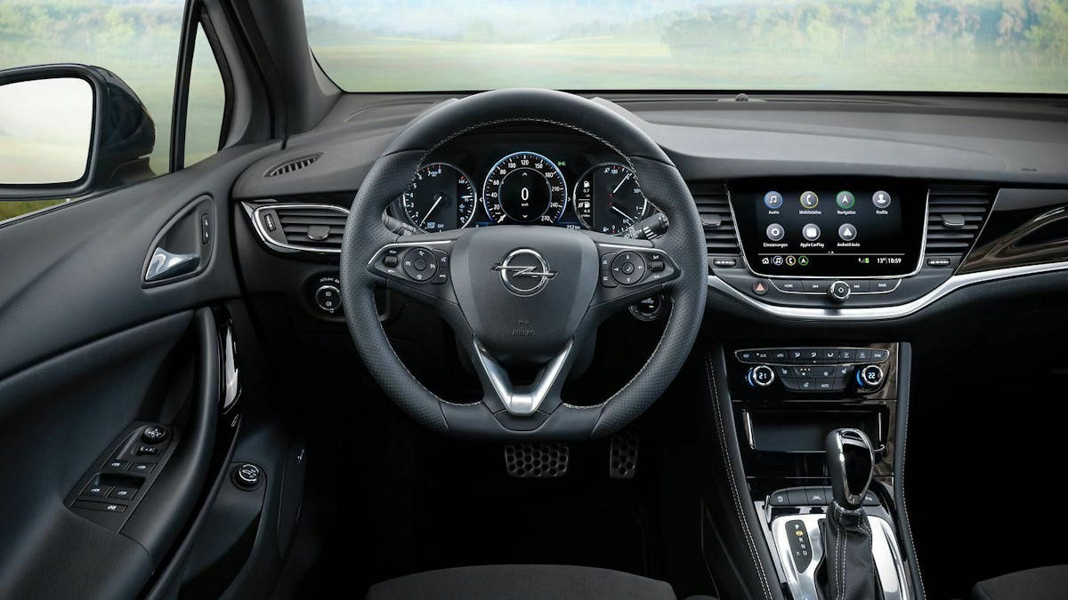 Zu sehen ist das Cockpit des Opel Astra 