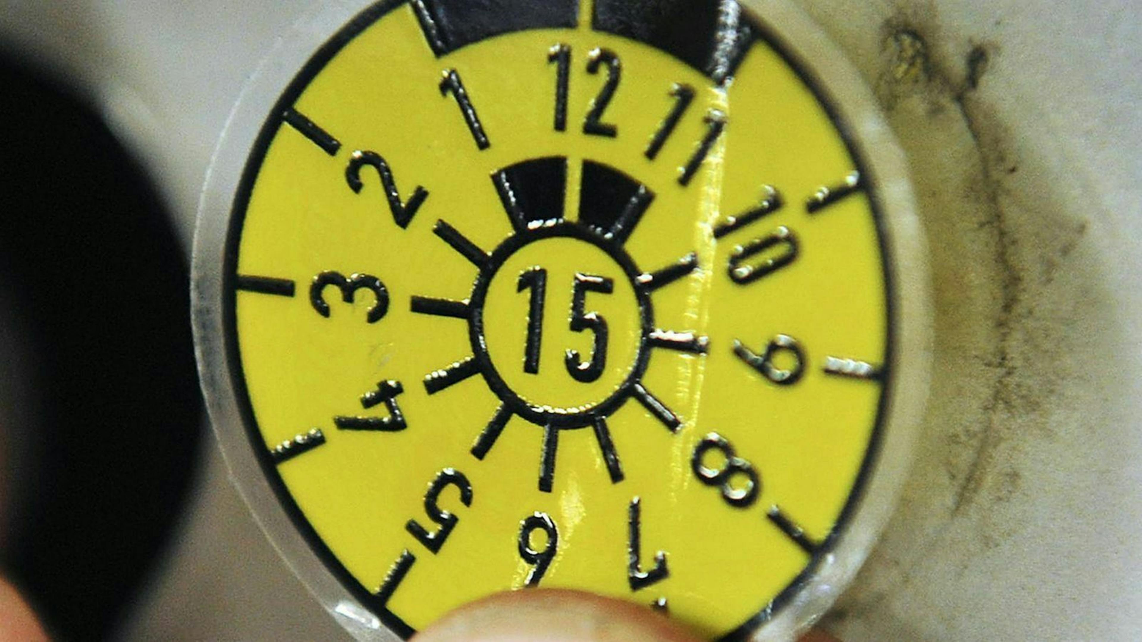 Die gelbe HU-Plakette 