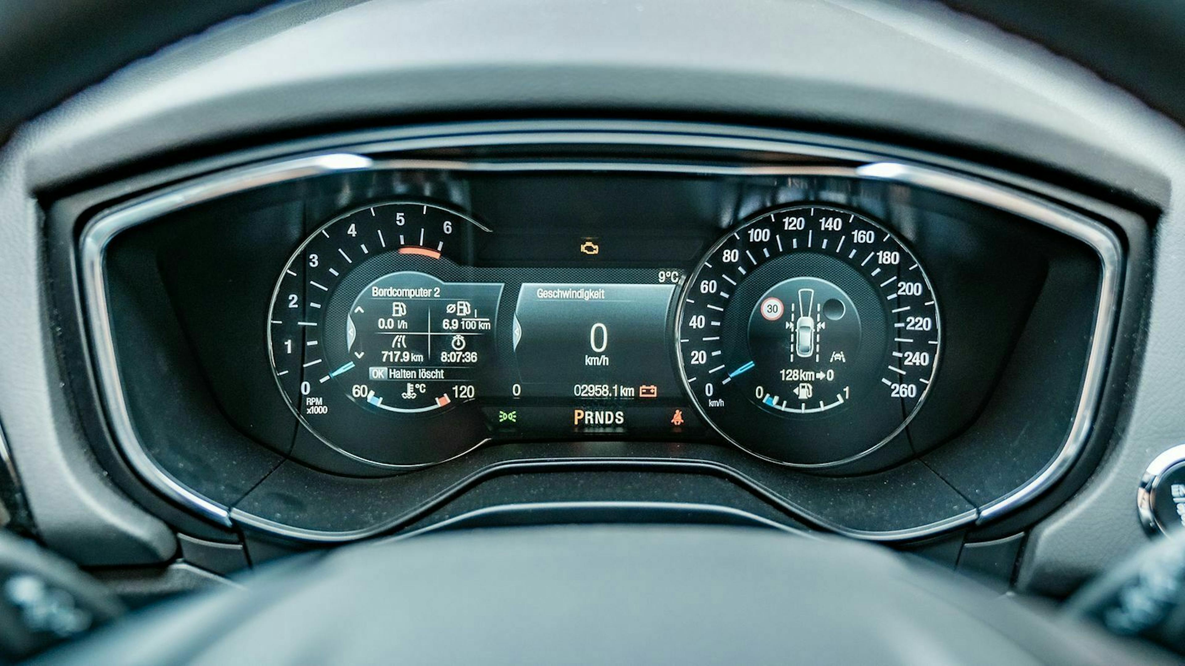 Zu sehen ist der Bordcomputer des Ford Mondeo