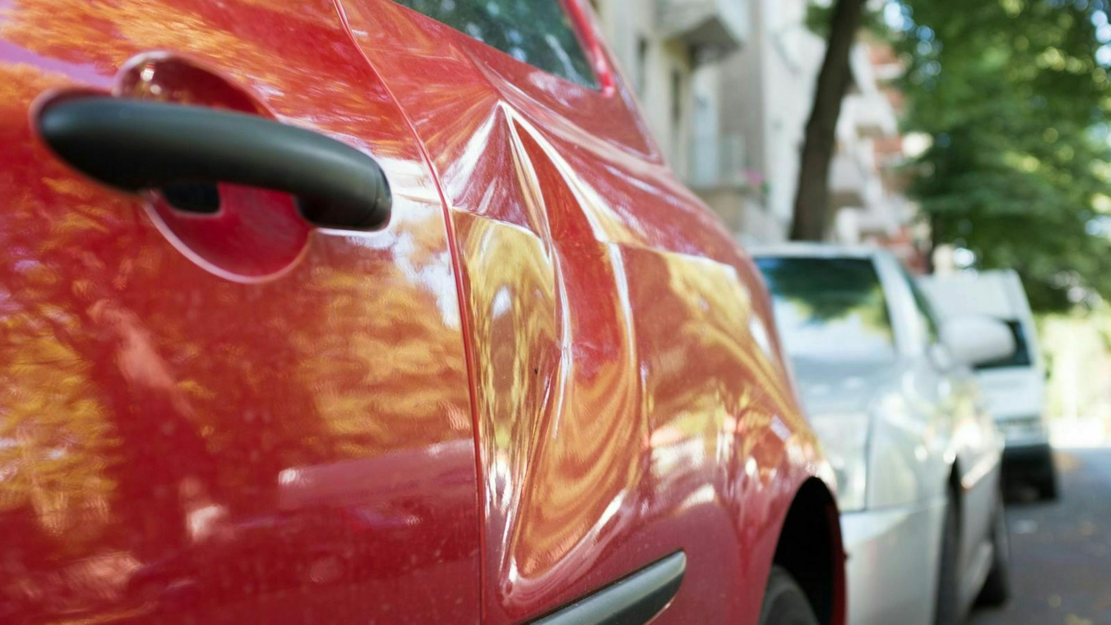 Eine Beule an der Seite des Autos