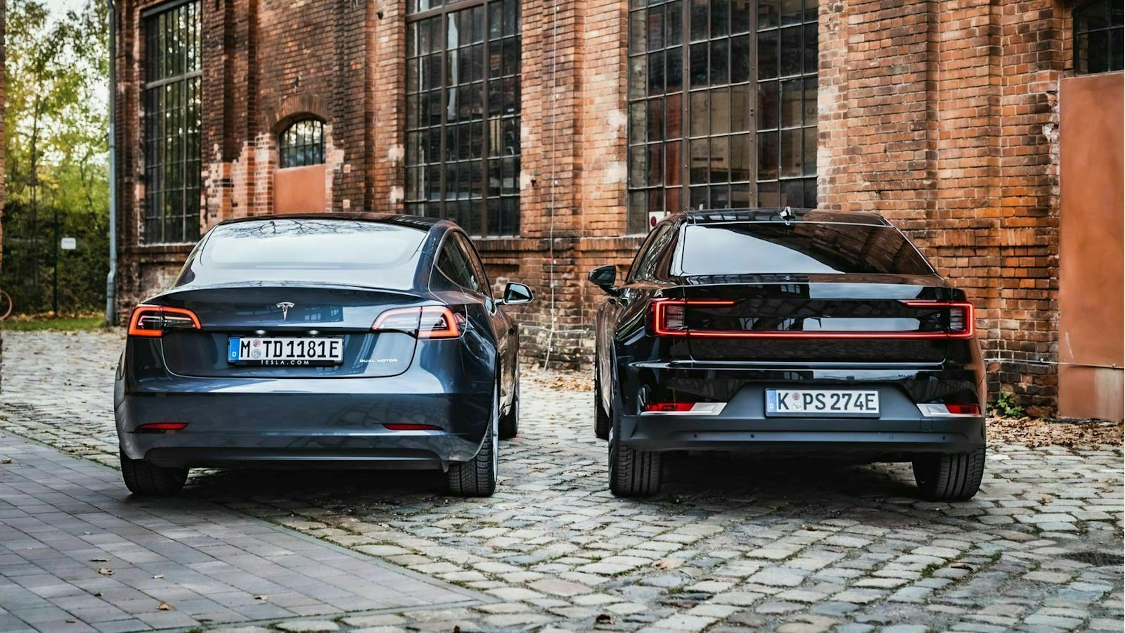 Das Tesla Model 3 und der Polestar 2 in Heckansicht