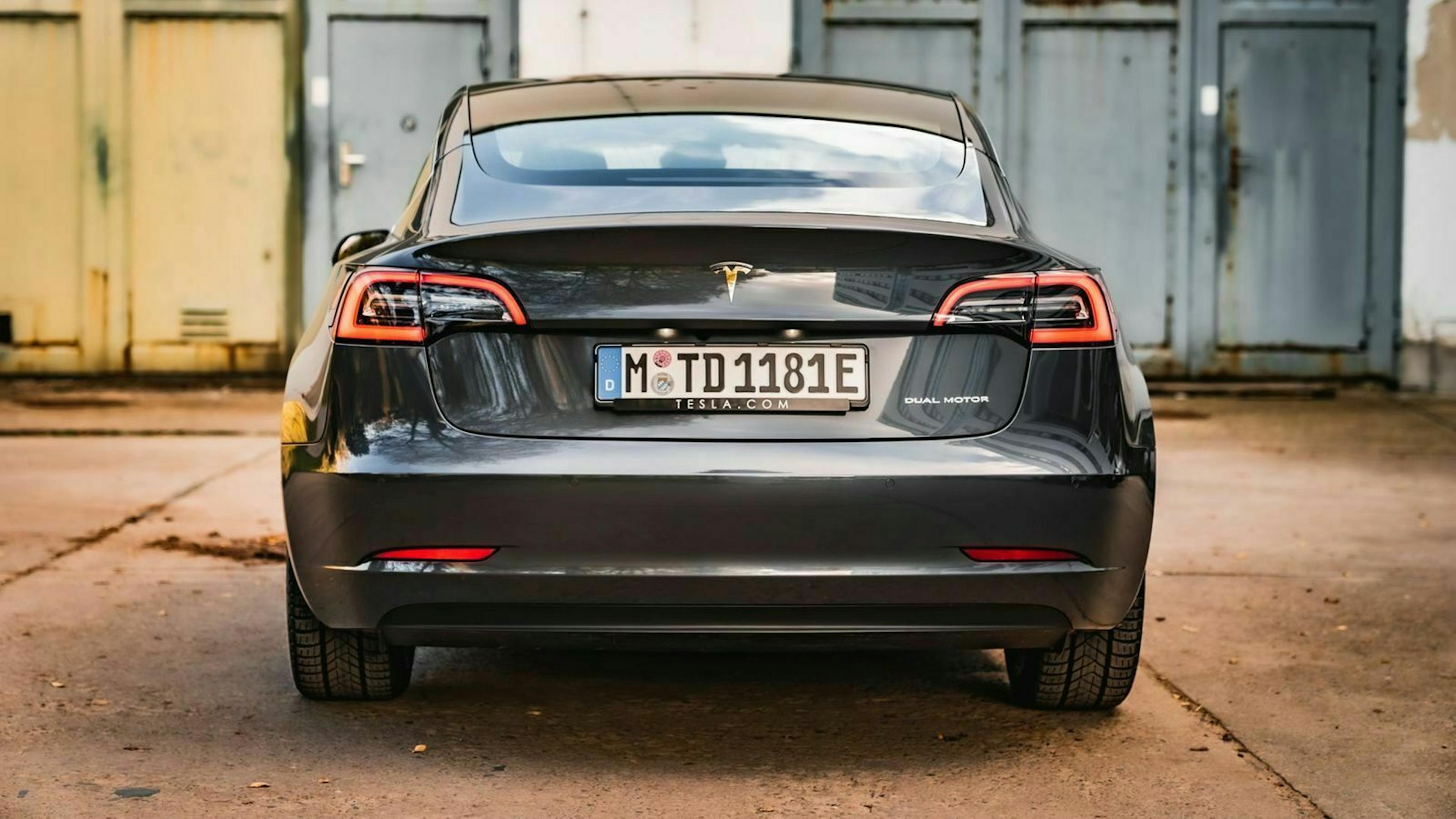 Das Tesla Model 3 in Heckansicht