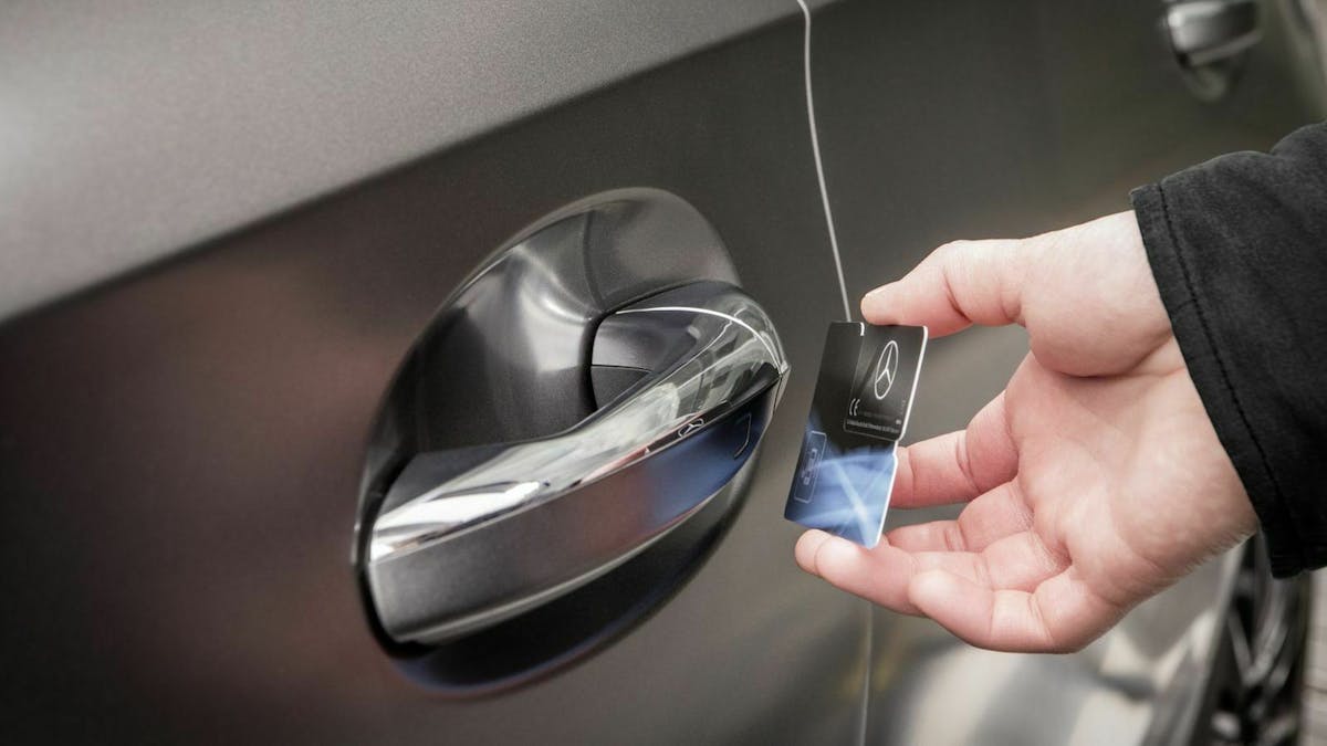 Zu sehen ist ein Mann, der sein Auto mithilfe der NFC - Technologie öffnet