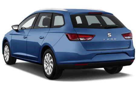 Blauer Seat Leon Kombi, Rückansicht, geparkt auf weißem Hintergrund.