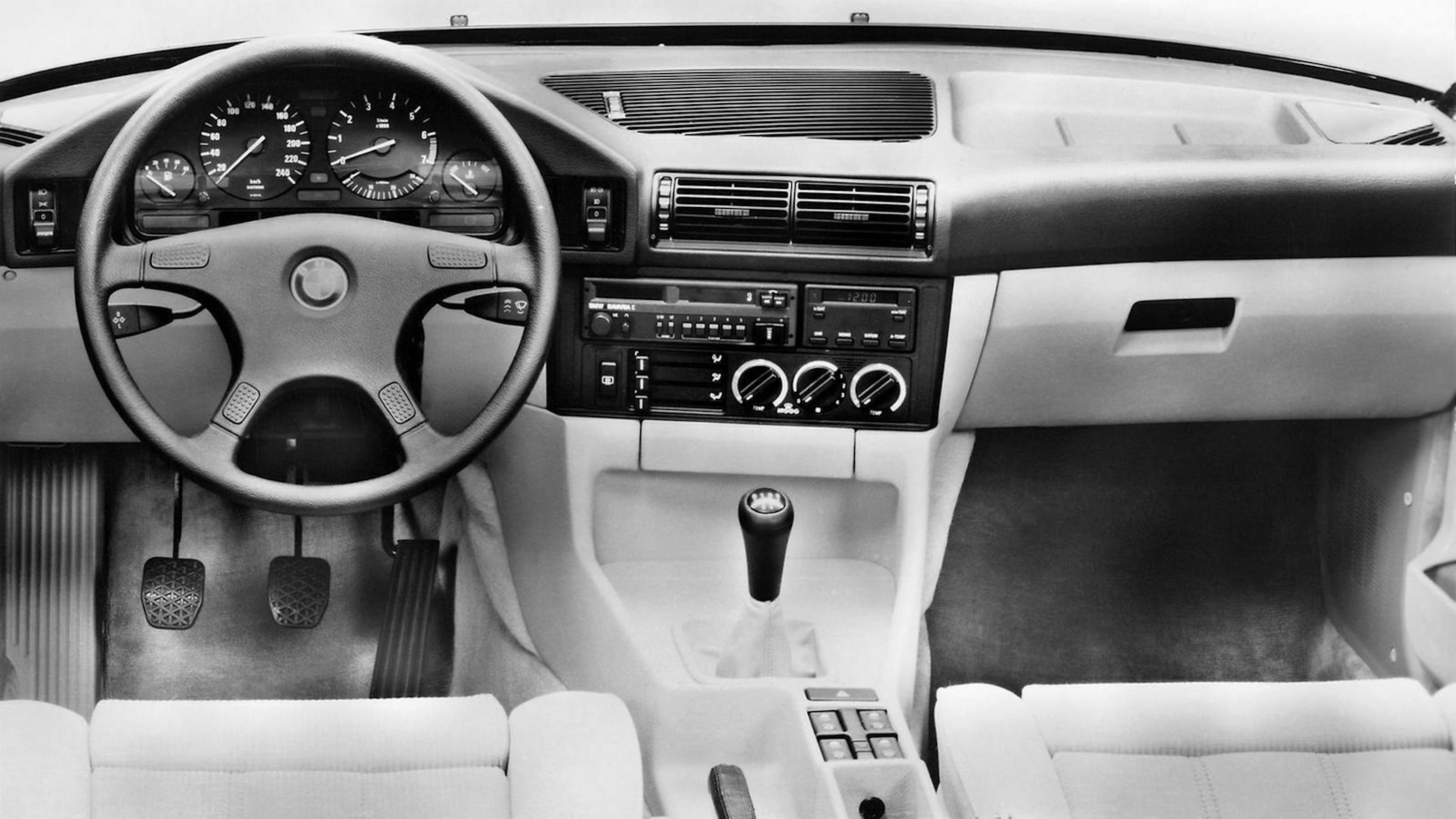 Cockpit-Ansicht des BMW 5er E34