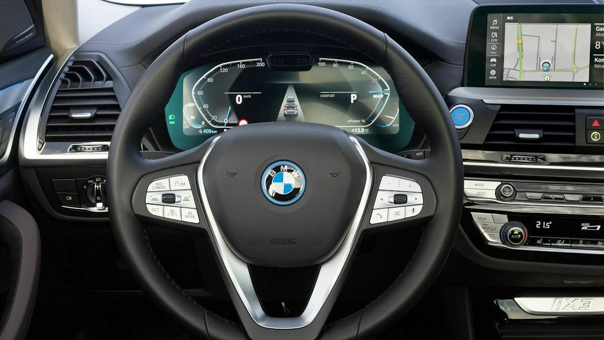 Zu sehen ist das Lenkrad des BMW iX3