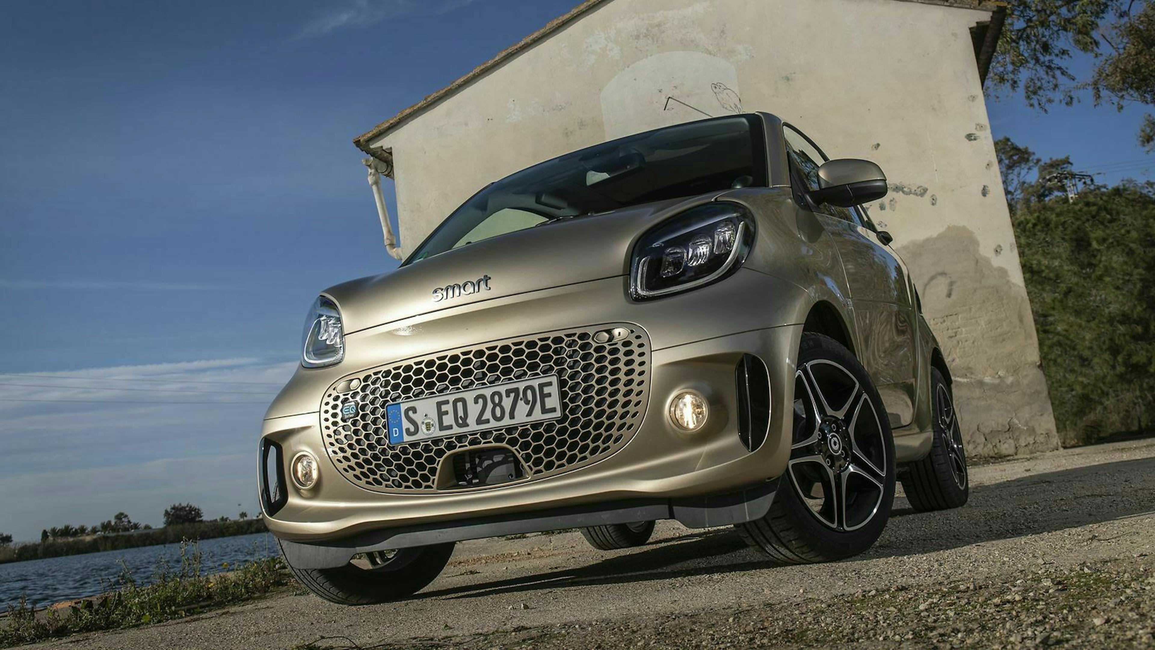 Zu sehen ist die Front des Smart EQ ForTwo Coupe Gold Metallic 