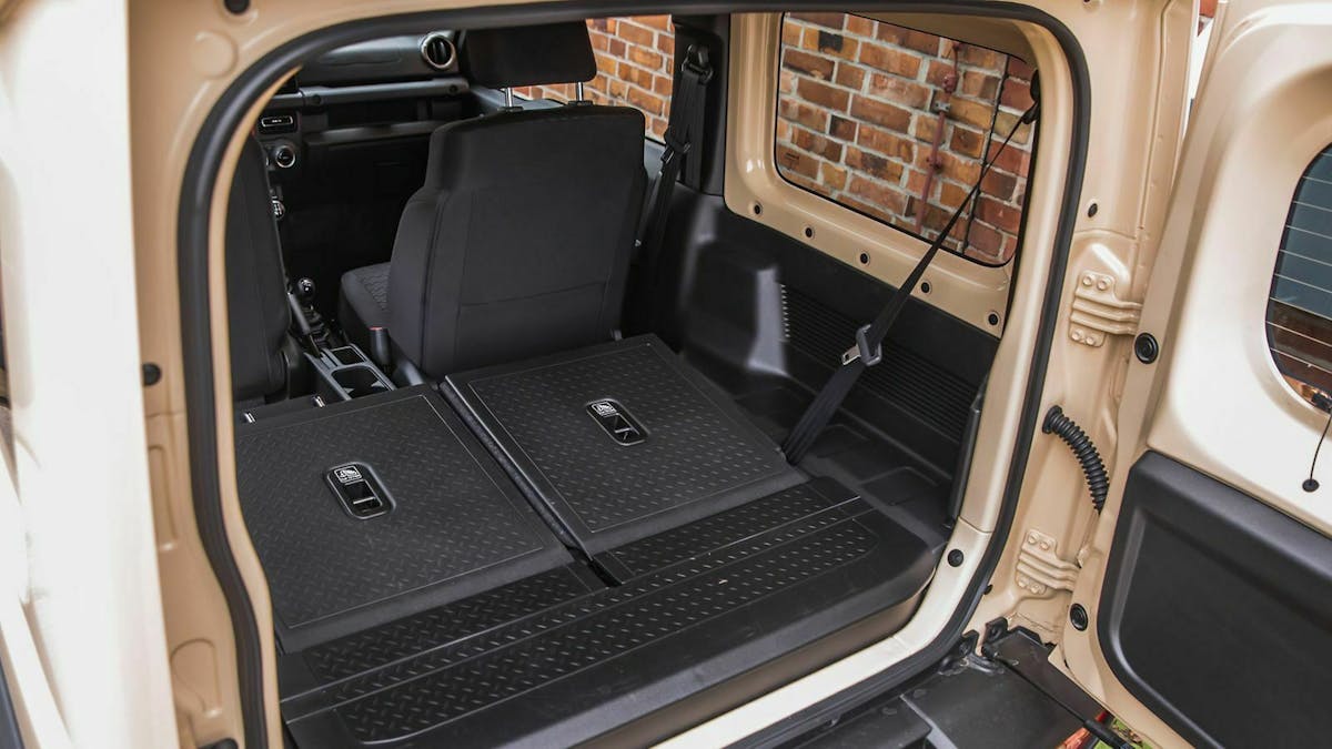 Bei umgeklappter Rückbank erreicht der Suzuki Jimny ein Kofferraumvolumen von 830 Litern