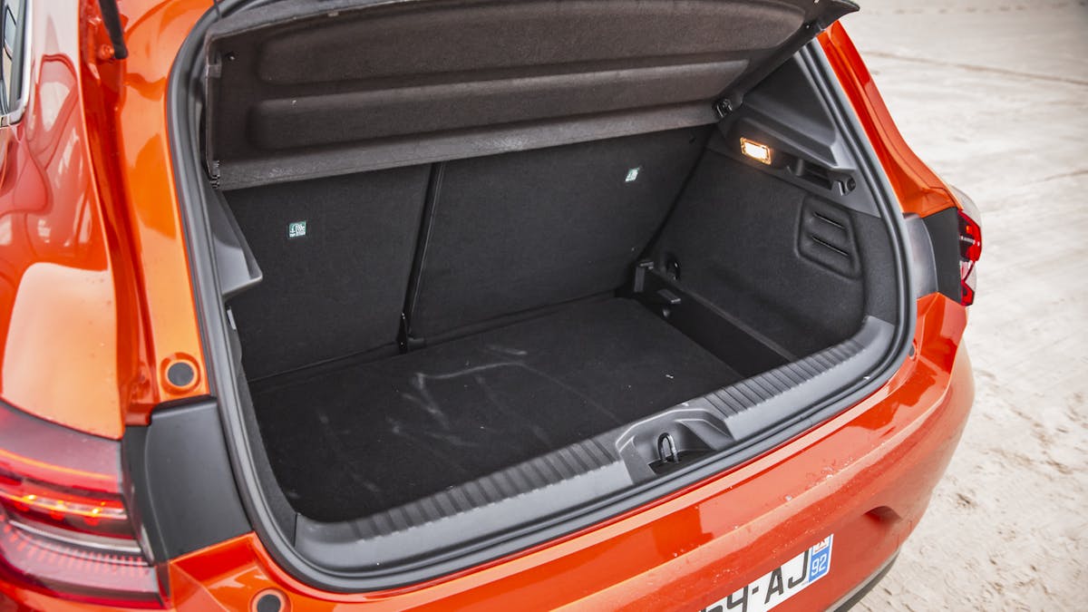 Renault Clio bei geöffneter Heckklappe mit Blick auf den Kofferraum