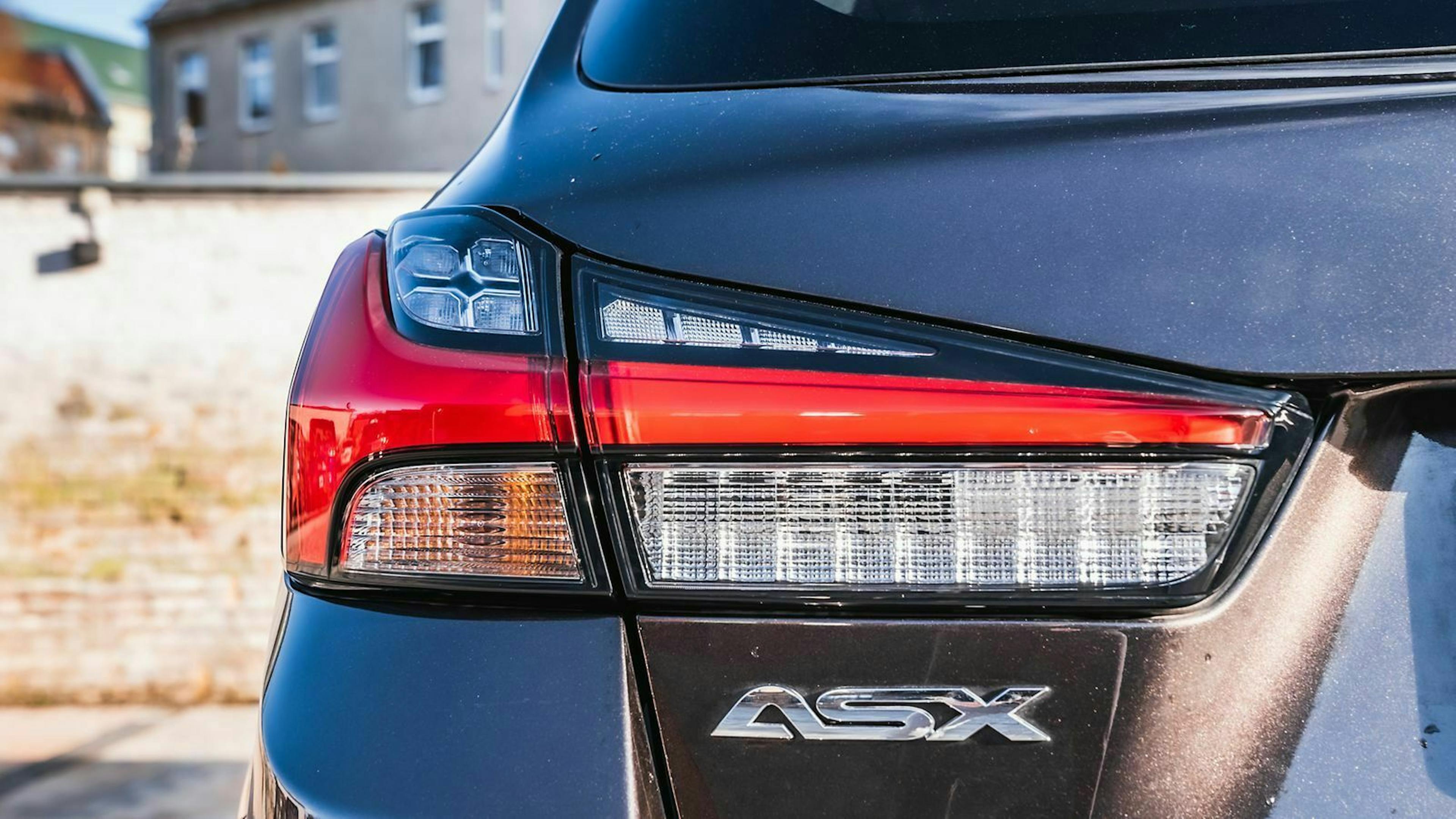 Blick auf das ASX-Emblem am Heck des Mitsubishi ASX