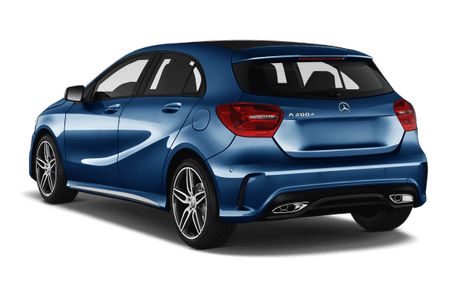 Blauer Kompaktwagen, seitliche Heckansicht. Mercedes-Logo, sportliche Felgen und getönte Fenster. Modell A200 auf der Rückseite.