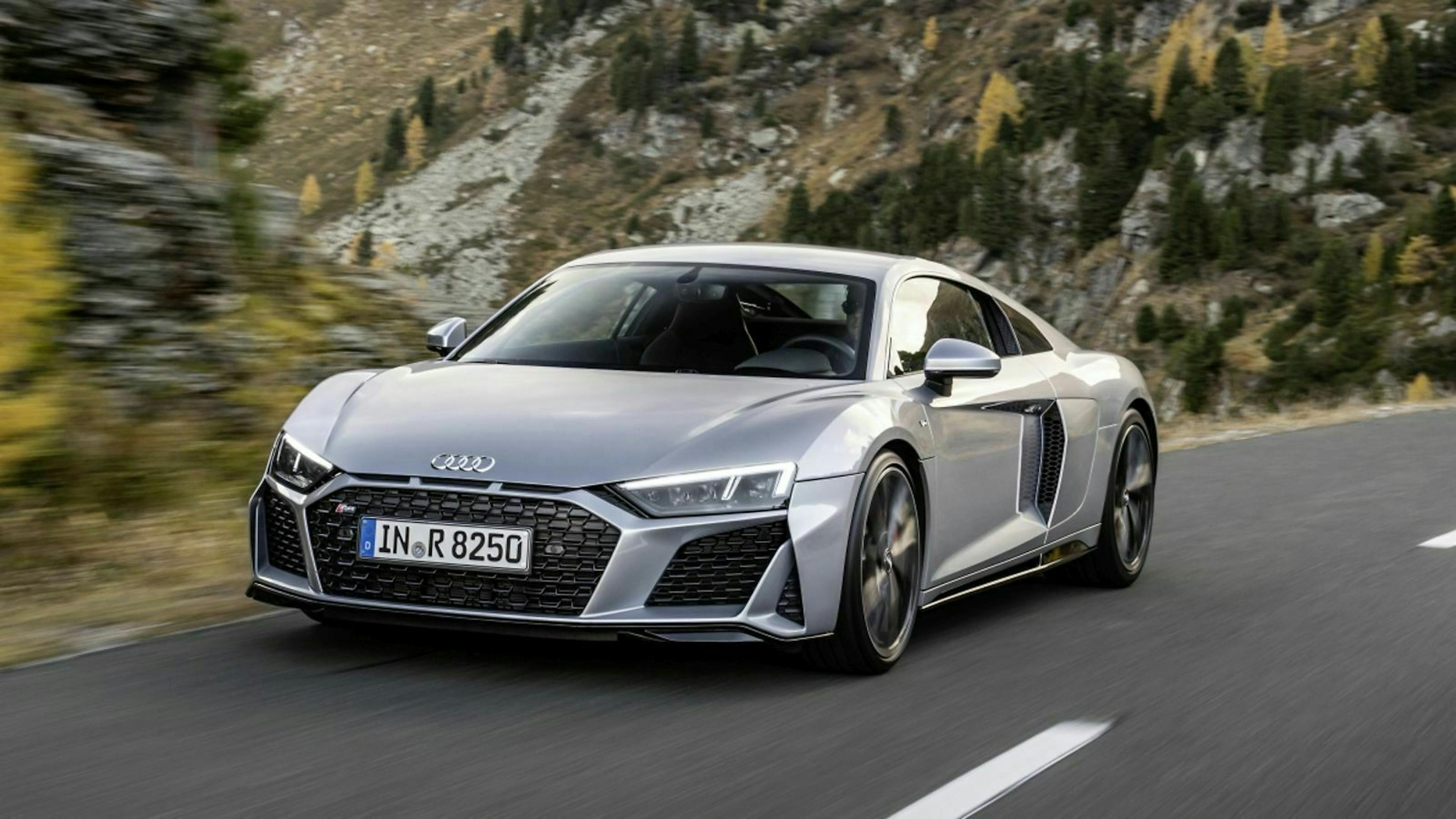 Audi R8 Coupé in der Frontansicht, fahrend
