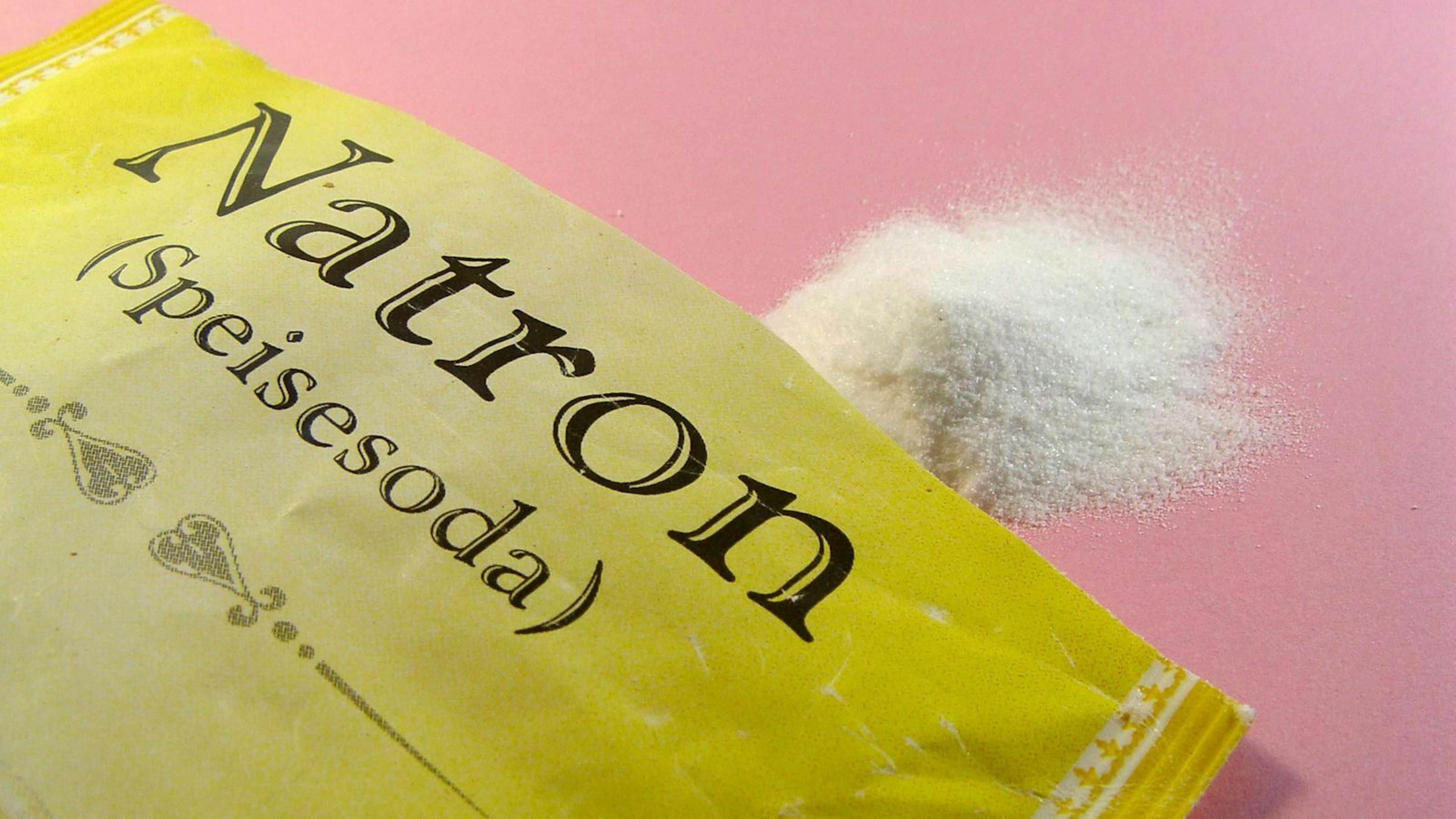 Einfache Hausmittel wie Natron kosten nicht viel und sind meist sehr effektiv bei der Reinigung der Sitzpolster