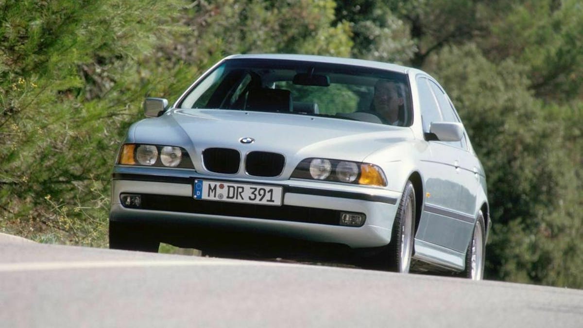 Zu sehen ist der BMW 5er E39 von vorne