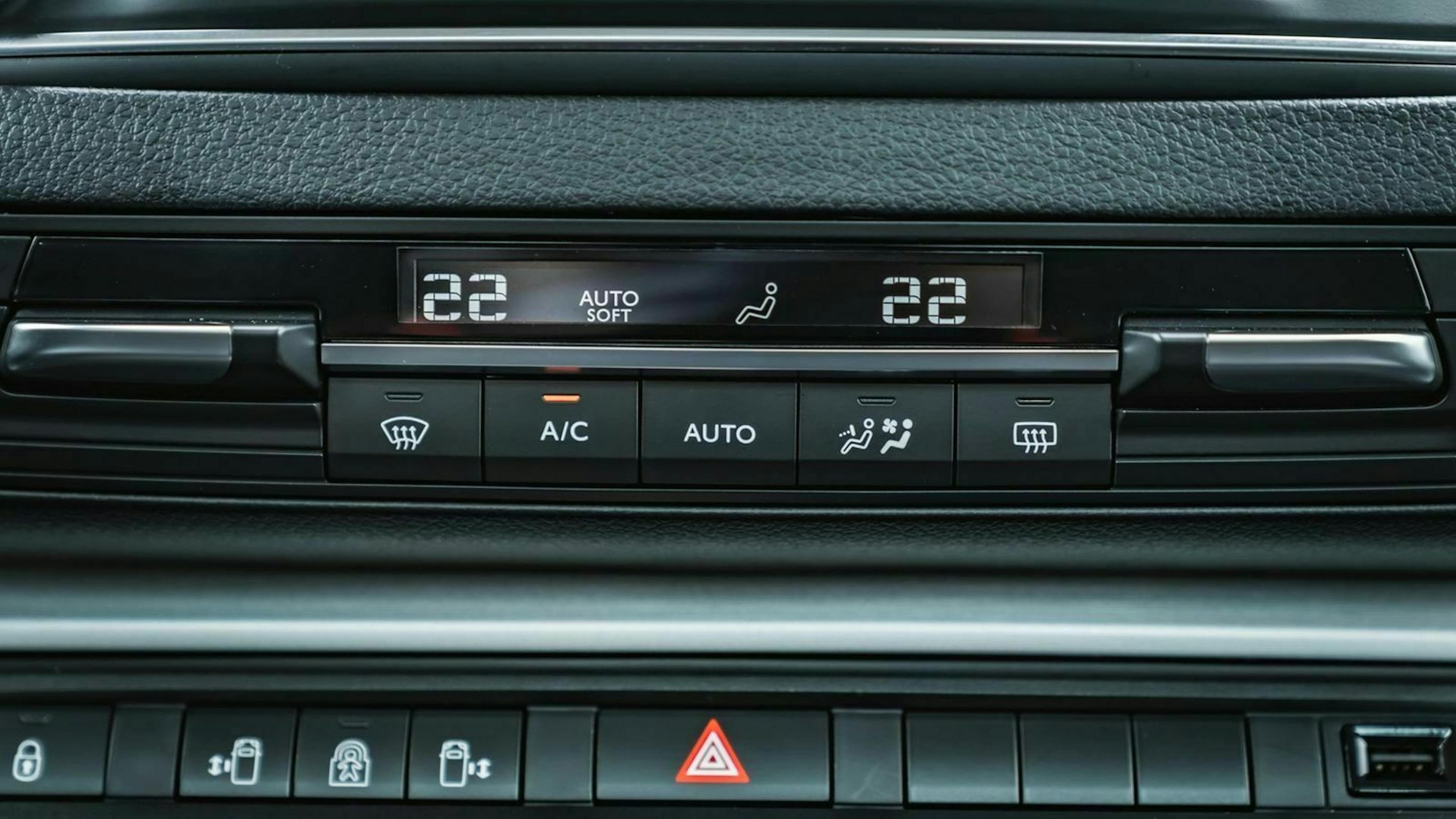 Zu sehen ist Funktionstasten am Armaturenbrett des Toyota ProAce Verso