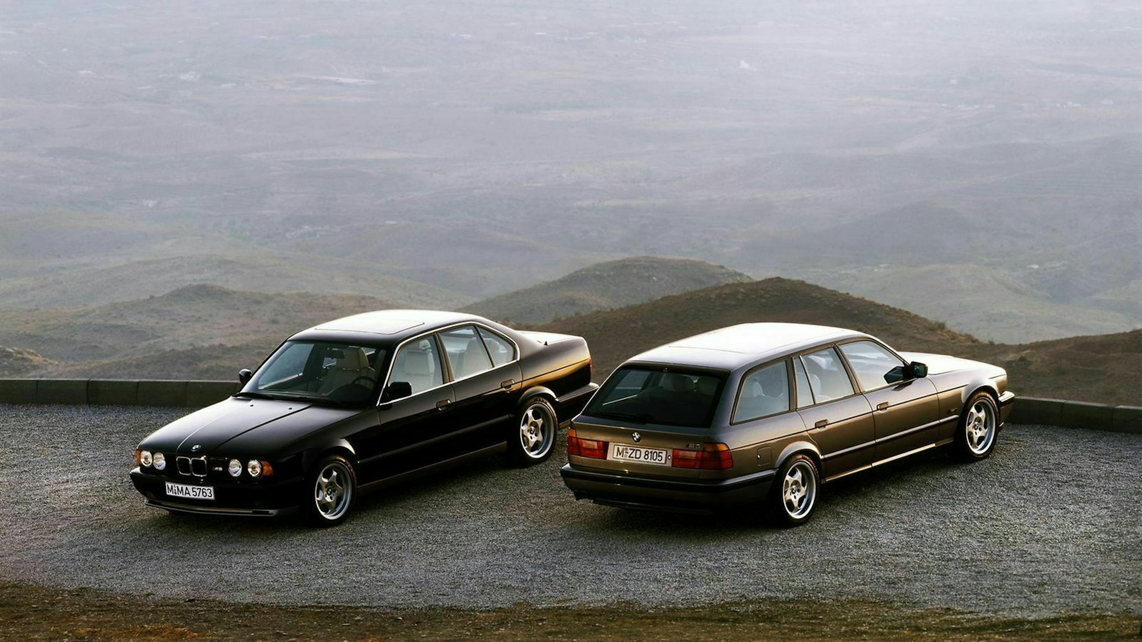 BMW 5er E34 Limousine und Kombi nebeneinanderstehend