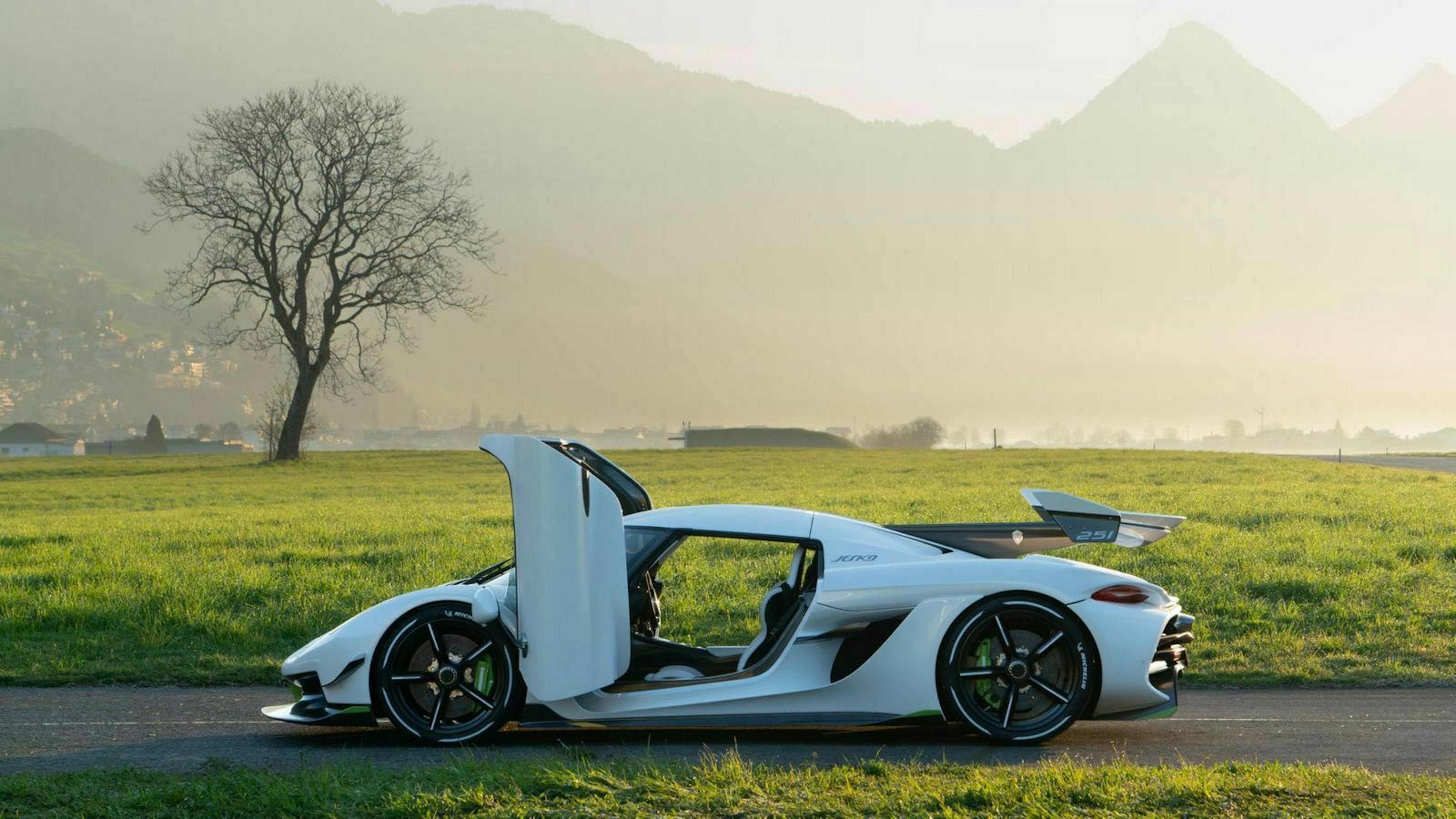 The Koenigsegg Jesko in side view with open doors