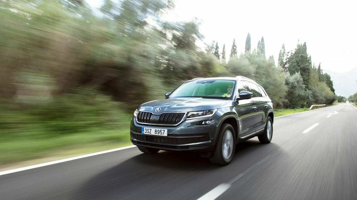 Ein grauer Skoda Kodiaq fährt auf der Landstraße